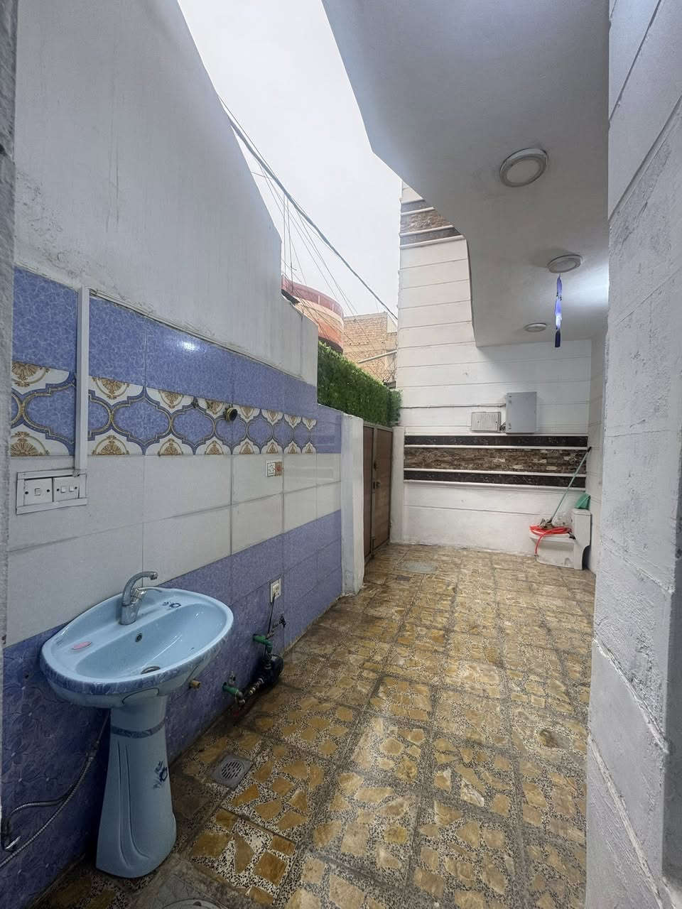 السلام عليكم للبيع بيت مساحه ١٤٤ ثالث قطعه عن شارع العام قطاع ٢٦ سنة البناء ٢٠١٨ الطابق الاول استقبال ومطبخ كبير وصاله وغرفتين وملحقاتهه ومنور وترك الطابق الثاني اربع غرف نوم وصاله وملحقاتهه وبلكونه الطابق الثالث بيتونه كبيره وسطح عدد ثنين الاتصال على الرقم ***********
