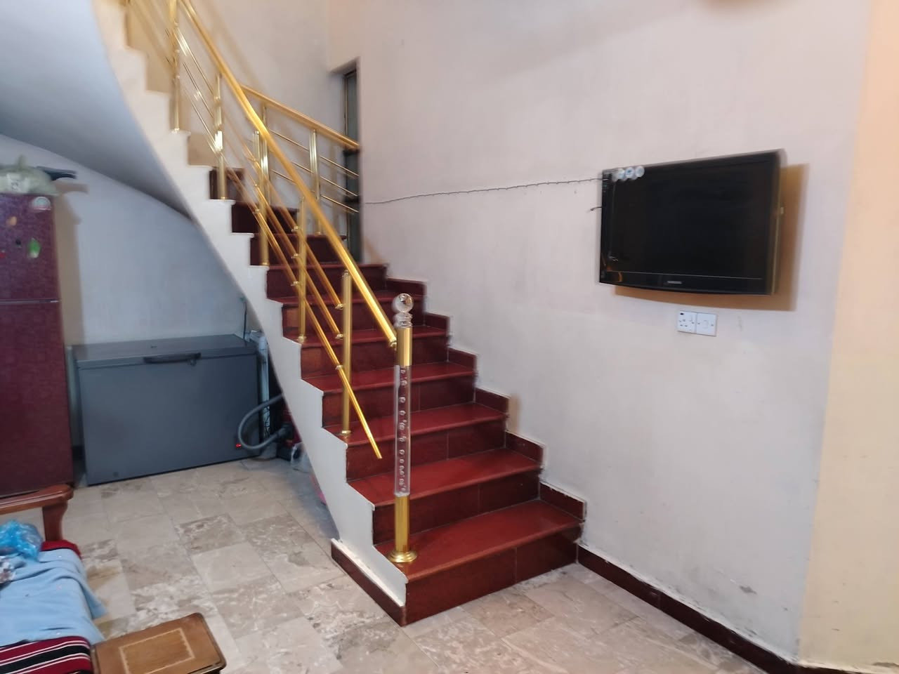 120 m
بناء 2011 واجه 7 وربع
4 غرف نوم / واحده في الأرضي
3 الطابق الأول.... صاله كبيره خدمات صحيات  عدد 2 الطابق الأرضي والأول
الارضيه مرمر.... العقاري 502
للاستفسار
*********** واتس
