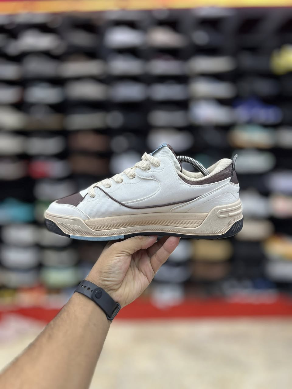 ماركة ERKE
وزن هفيف
قياس 44
العنوآن نجف ملحق الروان 
توصيل 🚚 محافظات 6 داخل النجف3 
*********** واتساب
