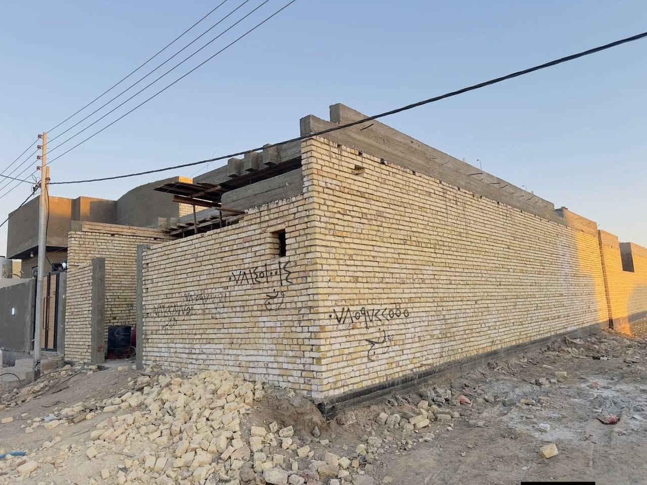 ♕ بسم الله الرحمن الرحيم اللهم صلِّ على محمد وآل محمد ♕

🏠  :  منزل هيكل للبيع 

🌐  :  الموقع حي الزهور 

📐  :  المساحة  200 متر  

🏗  :  بناء حديث سنة  2026 / بناء درجة اولى من الارض حتى هذه المرحلة كما موضح  بل صور 

💰 :  سعر مناسب جداً  بل نسبه للموقع والعمل 95 مع المجال 

💵  :  تكدر  تقدم  على قرض من الاسكان  / الهيكل حر ما مطلوب 

📲  :  الاستفسار اكثر الاتصال على الرقم 

📞  :   ‏‪0788 251 8491‬‏  واتساب 

✨   لــن تـکون وحـيداً ابـداً مع  الــ مهيمن  للعـقار  ✨
