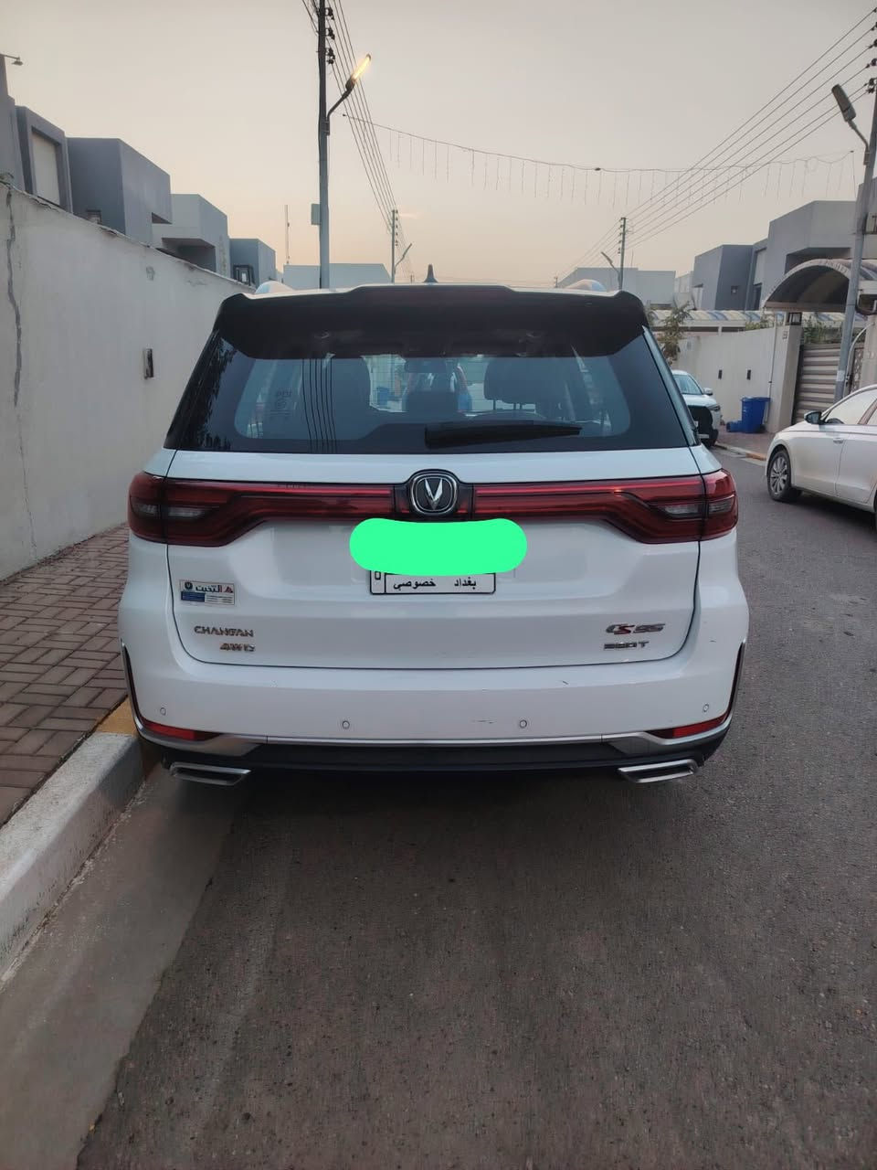 اسلام عليكم شباب سياره البيع
شانجان CS95 موديل 2023 كسيارة
SUV عائلية كبيرة الحجم (7 مقاعد) مزودة بمحرك 4 سلندر سعة 2.0 لتر تيربو، يولد قوة 233 حصانًا وعزم دوران 360-390 نيوتن متر. تتميز بنظام دفع رباعي، ناقل حركة 6 أو 8 سرعات، فتحة سقف بانوراما، شاشات مزدوجة (10.25 و12 بوصة)، مع خيارات فخمة مثل تهوية المقاعد وكاميرات 360 درجة. 
أبرز المواصفات الفنية (2023):

    المحرك: 2.0 لتر توربو (Blue Whale).
    القوة: 233 حصان.
    عزم الدوران: 360 - 390 نيوتن متر.
    ناقل الحركة: أوتوماتيكي 6 سرعات (بعض الطرازات 8 سرعات).
    نظام الدفع: رباعي (4WD).
    استهلاك الوقود: 9 - 10 كم/لتر تقريباً.
    سعة خزان الوقود: 74 لتر. 

المميزات الخارجية والداخلية:

    الإضاءة: مصابيح LED أمامية وخلفية، أضواء ضباب.
    السقف: بانوراما.
    الجنوط: معدنية مقاس 19 أو 20 إنش.
    الشاشات: شاشة عدادات 10.25 بوصة وشاشة ترفيه 12 بوصة.
    الاتصال: Apple CarPlay و Android Auto، بلوتوث، WI-FI.
    المقاعد: جلد، تعديل كهربائي للسائق والراكب، تهوية ومساج (فئات عليا). 

أنظمة الأمان والسلامة:

    نظام تثبيت السرعة المتكيف.
    تحذير الخروج عن المسار.
    نظام التحذير من التصادم الأمامي وفرامل طوارئ أوتوماتيكية.
    كاميرات رؤية محيطية 360 درجة. 
السيارات مكفواله كفاله عامه من كلشي  
مكان السياره بغداد العامره  السعر 35مليون ستفسار ***********
