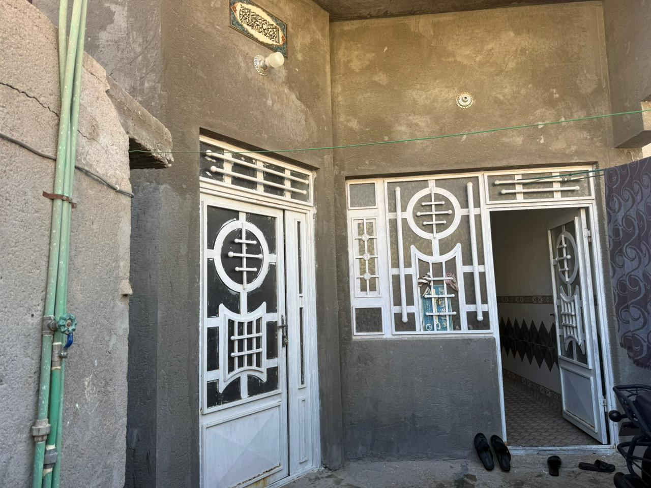 الدار للبيع 
المساحة 125م طابق واحد يحتوي على غرفة ومطبخ وصالة واستقبال وهول وكليدور وصحيات داخلية وخارجية
للاستفسار الاتصال :
***********
***********
النعمانية ـ حي الشهداء ـ قرب اسواق ابو فراس
