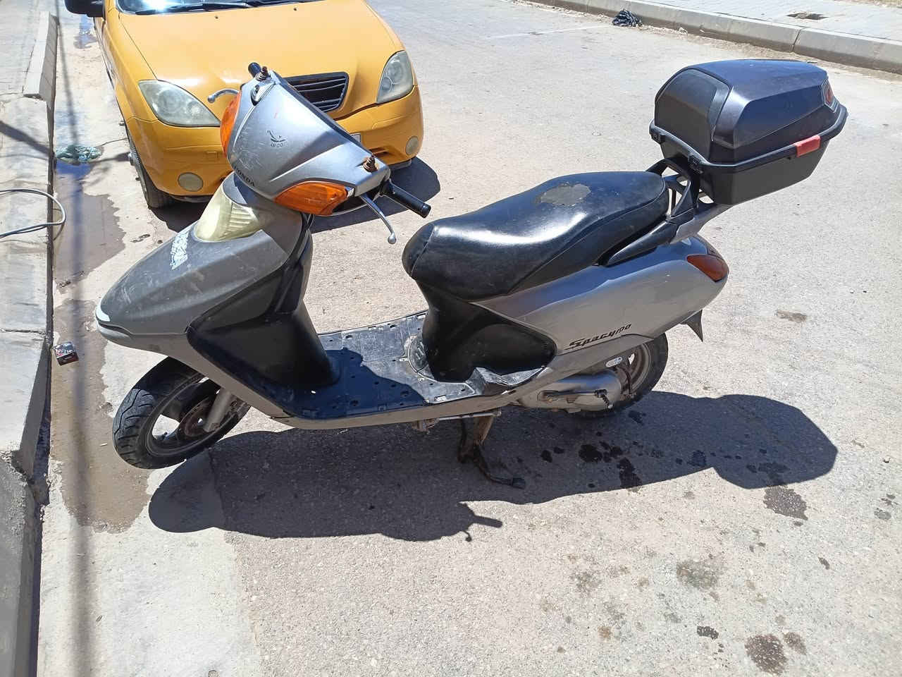 دراجه سبيسي ياباني كهربائيات كلها شغاله كفرات اصليه محرك مجفت تايرات جدد والدراجه شوفت عينك النضافه السعر 350 قفل من الاخير 

***********

