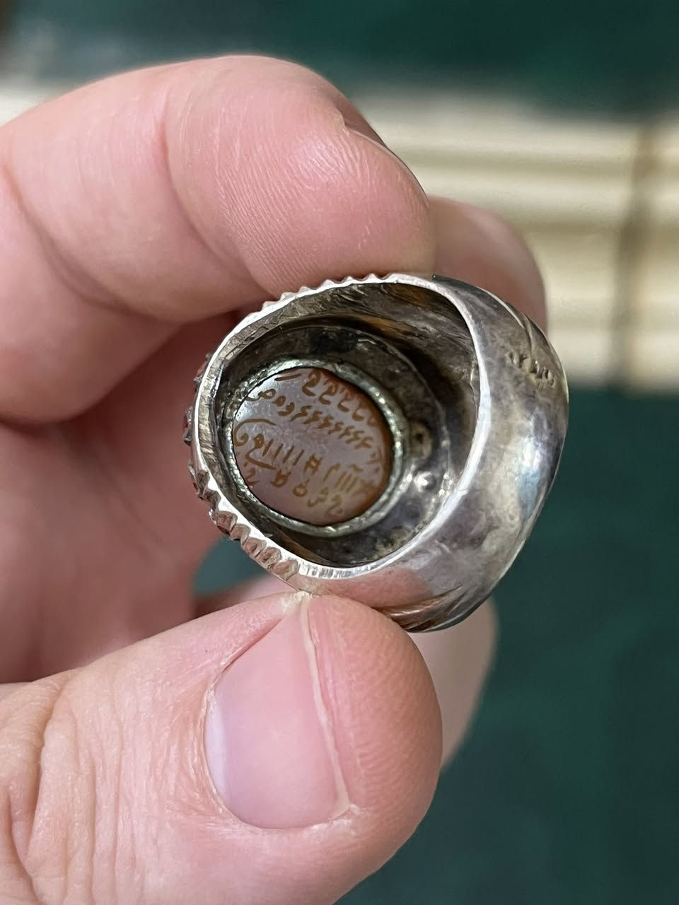 السلام عليكم
للبيع خاتم عقيق يماني مشمشي درجة اولى 
مخطوط ( ان الله هو الرزاق ذو القوة المتين) ومطلسم شرف الشمس في اسفل الحجر الصياغة درجة اولى مطعمة  و الداير ذهب حقيقي ١٠٠٪؜ كما موضح في الصورة 
يطلع اقل المثقال  وعلى الفحص  صياغة باسم زاروكة 
 
للبيع ب مليون ونص دينار
    
تواصل ***********
