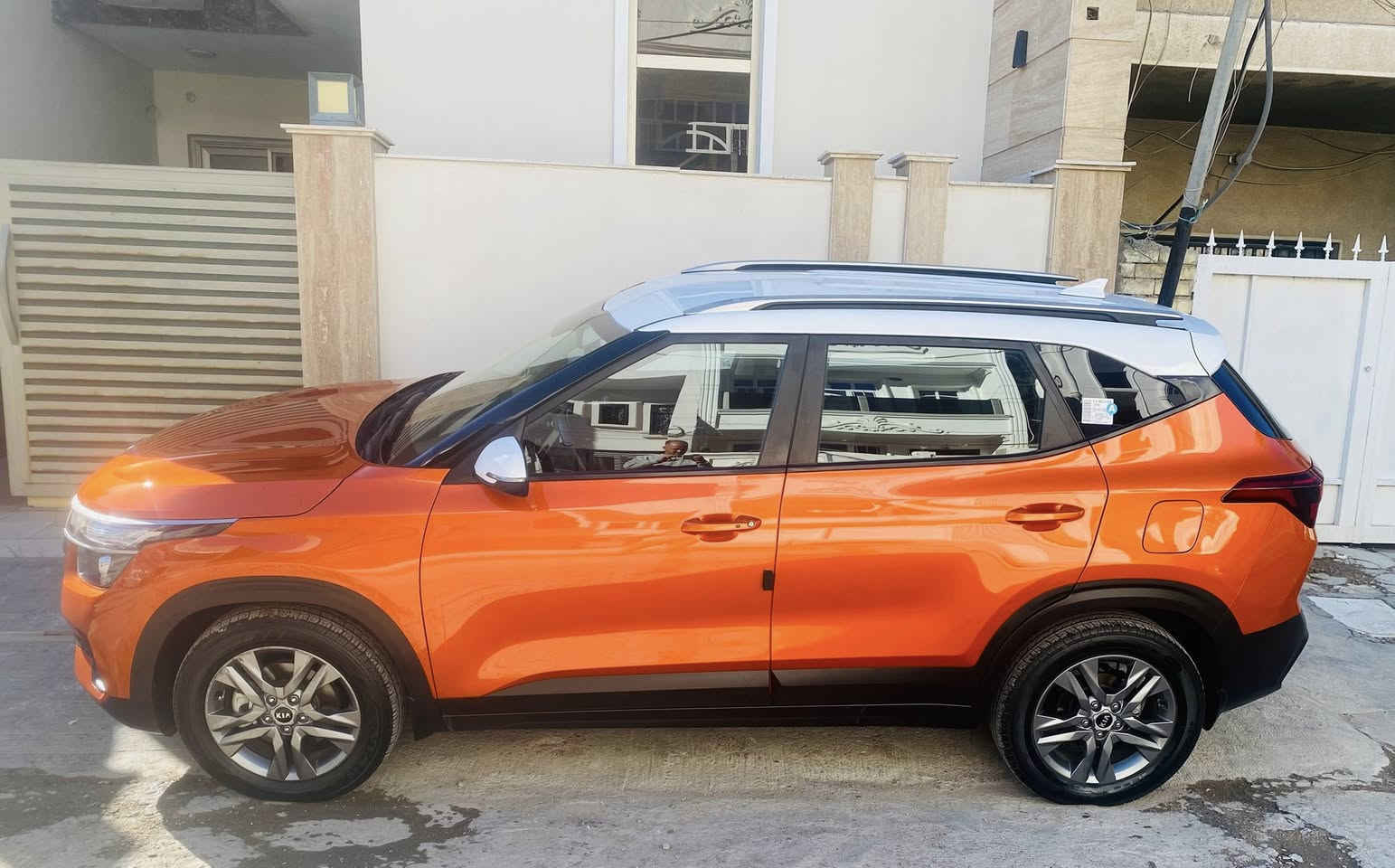 كيا سيليتوس خليجيه وكالة الشركه الدوليه موديل 2021    السياره كوري اصلي وليس صيني
رقم بغداد الانكليزي وبأسمي
محرك ١٦٠٠ دوش
گير AT ميكانيكي المرغوب وليس كهربائي
لون مميز تو كلر  مشمشي وسقف ابيض

بصمه وتشغيل عن بعد
تبريد قطعتين امامي وخلفي
شاشه كبيره أبل كار بلي نڤكيشن
حساسات خلفيه
كامره خلفيه دواره
اشاير بالمري
ويل كب سموك
والباقي واضح بالصور
مكفوله كفاله عامه
السعر ١٥٥ ورقه وبيها مجال للشراي
***********
مكان السياره بغداد حي الجامعه
