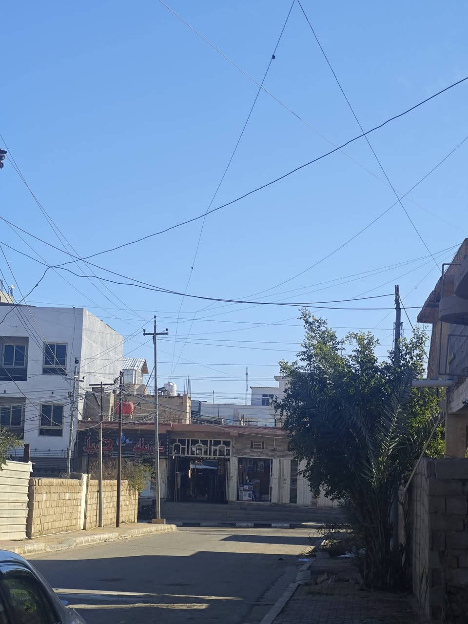 بيت للبيع الخالديه قرب سوق الخالديه موقع تجاري ركن مساحه 300 بناء قديم يباع ك قطعه للاستفسار ع الرقم ***********
