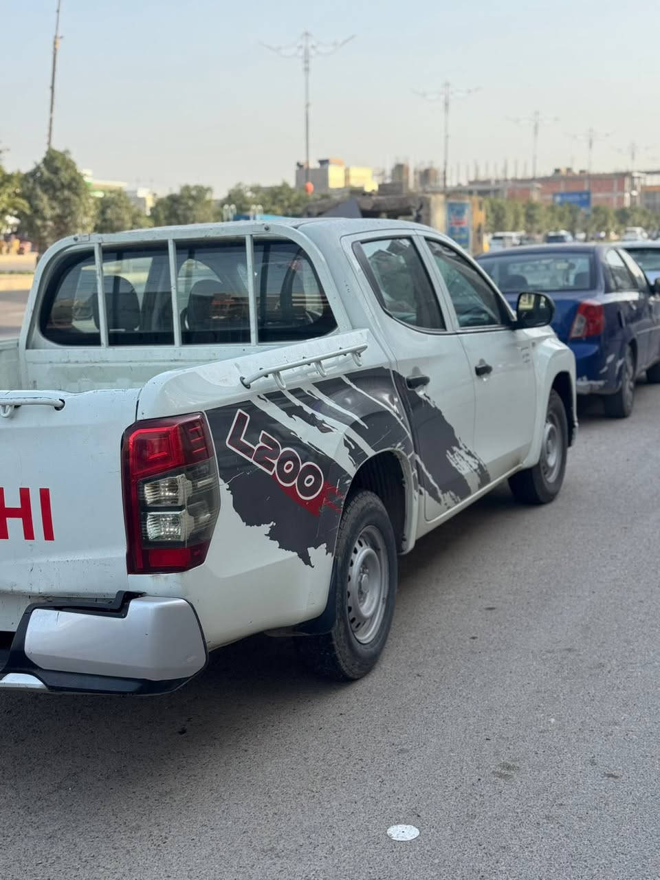 السلام عليكم 
للبيع بيكم متسيوبيشي موديل 2022 رقم بغداد ناصية
كير عادي بيها جامرلوغ وبنيد لا لغد ولا شاصي وبيها بعض الشخوط الخلفية ماشية 100 الف  
السعر 138 
للاستفسار الاتصال ***********
