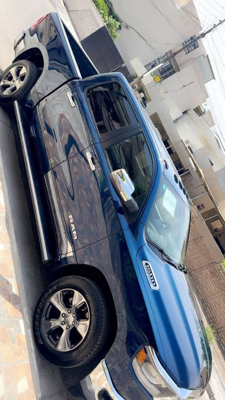 السلام عليكم رام لارامي وارد امريكي موديل ٢٠٢٣ رقم بغداد مميز محرك v8 ايتورك يعني اقتصادي بالبانزين ماشيه ٢٦ الف ميل  حادث الباب الخلفي جهه الصدر  وشويا بالجاملغ ومصلح نفسه ( البجم كبس بلادي ) 
الهزه مالتها جديده يعني مساقطه شاشه تيسلا فول مواصفات فور ويل اربع وضعيات قياده بيها واناره فوك القماره بلادي بس بدون بنورما كش حار بارد بانزين بريك كهرباء ستيرن حراره مكاني بغداد حي الجامعة للاستفسار  ***********
