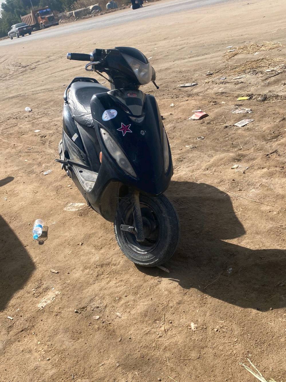 دراجة سكوتر مريحة وسهلة الاستخدام، مثالية للتنقل داخل المدينة. تتميز باللون الأسود وهي مزينة بملصقات مميزة. الإضاءة الأمامية والخلفية بحالة ممتازة، وبها عداد سرعة واضح.