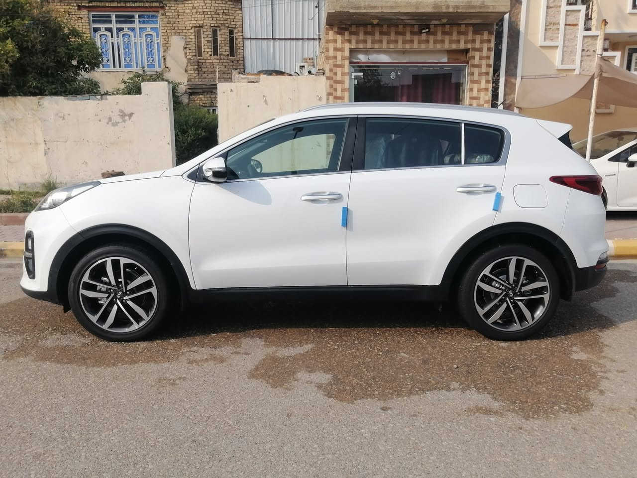 السلام عليكم سبورتج ١٩ شكل ٢٠ خليجي مكفوله رقم بغداد الدولي ماشيه ٥٦ حقيقي سياره جديده معنه الكلمه وجاهزه من كلشي رقم وهزه وسنويه جديده بسمي السعر ٢٠٠ لاستفسار *********** مكانه كوت مركز مدينه
