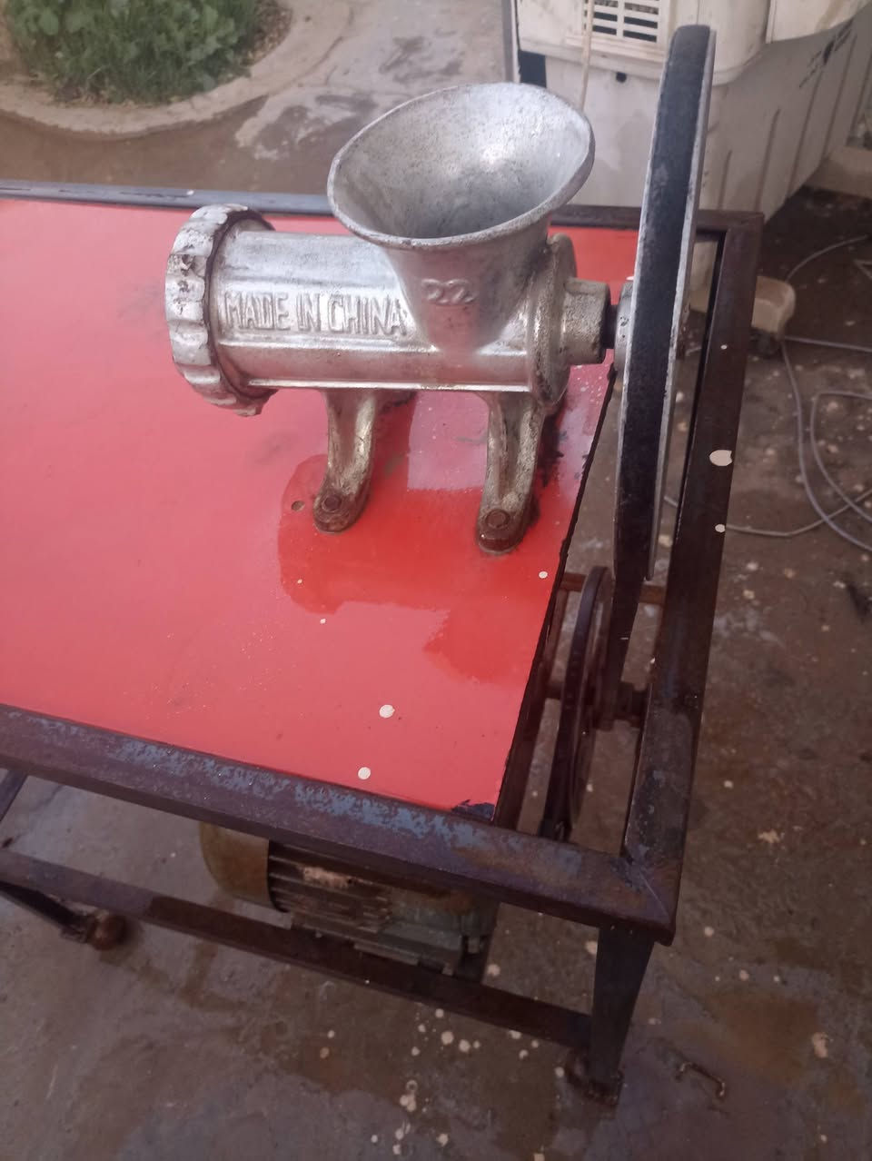 سلام عليكم 
مثرامه لحم او فلافل 
شغاله ماطور بلاد ما مفتوح
نضيفه 
استعمال قليل
سعرها 200 الف
عنوان ديالى شهربان
للاتصال ***********
