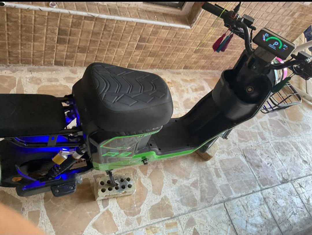 سلام عليكم دراجه شحن نوعR9الدراجه كفاله عامه دراجه وياه سويج عدد ٢وبصمه وحده وكارت واحد الدراجه بيه نضام الباركنك والدرجه أربعه نمر  وتقفل الداجه 109بل عداد بس حقيقي 70/65 الدراجه مبولشه قبل يومين الدراجه خمس بطاريه الداجه من جبته صار شهر ونص موصفات لايت عالي ناصي دبل اشاره هورن  وبريك دسك ملف 1200 سله وياها ويل الأمامي مصبوغ صبغ حراري أي عطل مابيه  مكاني بغداد أم الأكبر والاغزلان   سعر الدراجه 450الف بيه مجال الطبين توصل واتساب ***********
