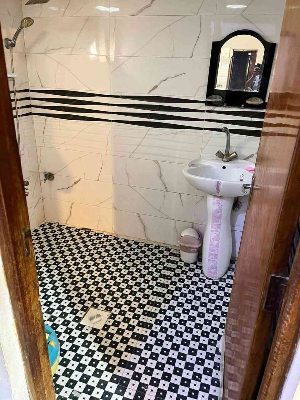 السلام عليكم ورحمه الله وبركاته 
#بيت للبيع 
#العنوان حي ال حرب حي المعلمين      جهه الأربع سايدات خلف اثاث الفضلي 
#مساحه   بيت ٣٠٣ متر ركن طابقين شارع 15
الطابق الارضي 
٢ غرف 
صحيات ٣
صاله ومطبخ استقبال 
حديقه + ٢ طارمه
الطابق الثاني 
غرف عدد ٥ وصاله
صحيات
للاستفسار اكثر الاتصال على الرقم التالي واتساب 
***********
***********
من لديه الرغبه بعرض عقار نوفر لكم المشتري بقرب وقت ممكن
