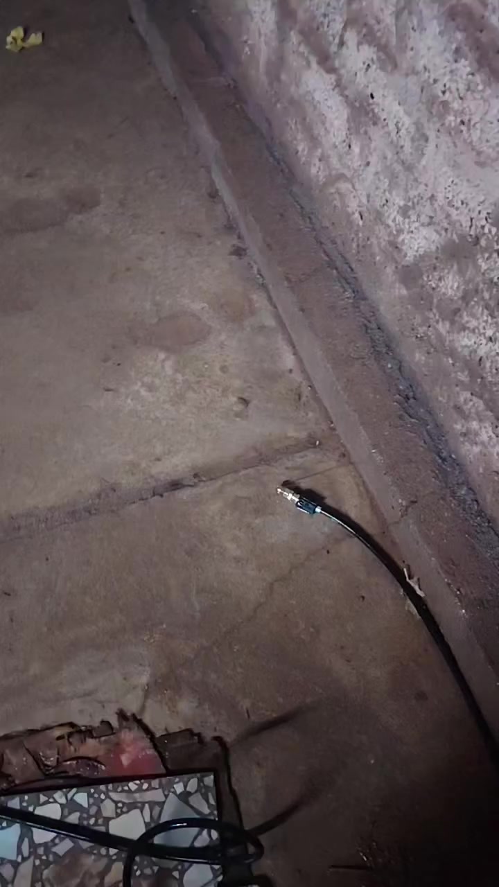 بالتأكيد، يمكنني مساعدتك في صياغة إعلان جاهز وواضح للنشر بنفسك على المواقع أو المجموعات التي تختارها.
إليك صيغتان مختلفتان، يمكنك اختيار الأنسب لك:
📝 الصيغة الأولى: (موجزة ومباشرة)
💥 خدمات تنظيف المنهولات وفتح الانسدادات 💥
 * الموقع: قرية الحرية - دور القاعدة.
 * الخدمة: تنظيف منهولات (فتحات تفتيش) وفتح الانسدادات الصعبة.
 * العامل: محمد (خبرة وكفاءة عالية).
 * المعدات: العمل يتم باستخدام جهاز (فارة) تنظيف ومعدات كاملة لضمان أفضل نتيجة.
 * للتواصل والاستفسار: ***********
📝 الصيغة الثانية: (تفصيلية مع نداء واضح)
نداء لأهالي قرية الحرية (دور القاعدة)
هل تعانون من انسداد المنهولات؟ هل تحتاجون إلى عامل موثوق به لإنجاز المهمة بسرعة وكفاءة؟
نقدم لكم خدمات العامل محمد المتخصص في:
 * تنظيف المنهولات وفتحات التفتيش.
 * معالجة الانسدادات الصعبة والمستعصية.
 * التنظيف يتم بالمعدات الكاملة وجهاز الفارة المتخصص.
📞 للحجز والاستفسار الفوري، يرجى الاتصال على الرقم التالي:***********
