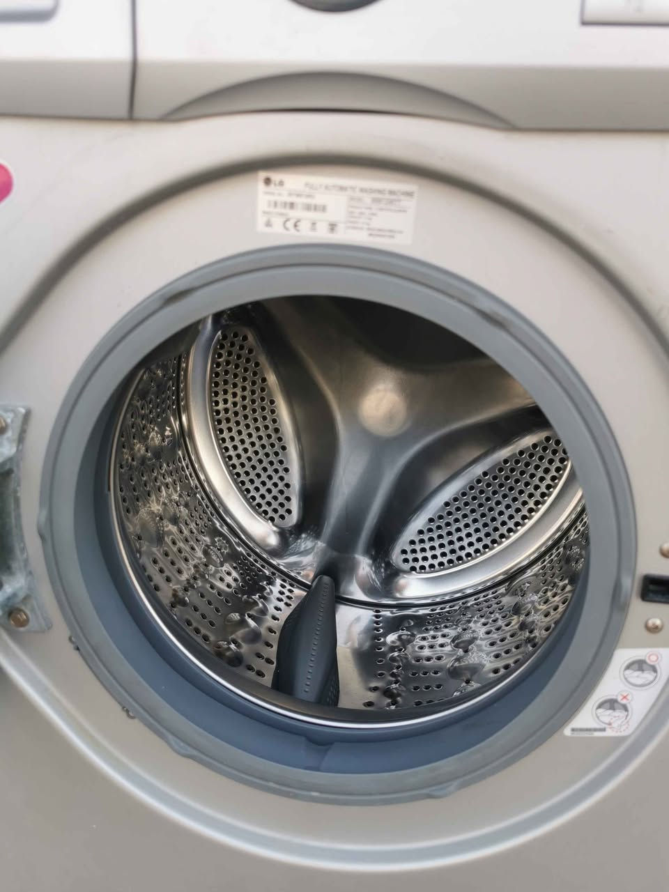 غه ساله ي LGكوري اسلي شركه ي خوشناو به شه رت بي عه يبه هيچ ده ست كاري نيه وور خاوينه بي ده نگه نرخي 140 هه زار شوين حاجياوا *********** رانية, السليمانية
