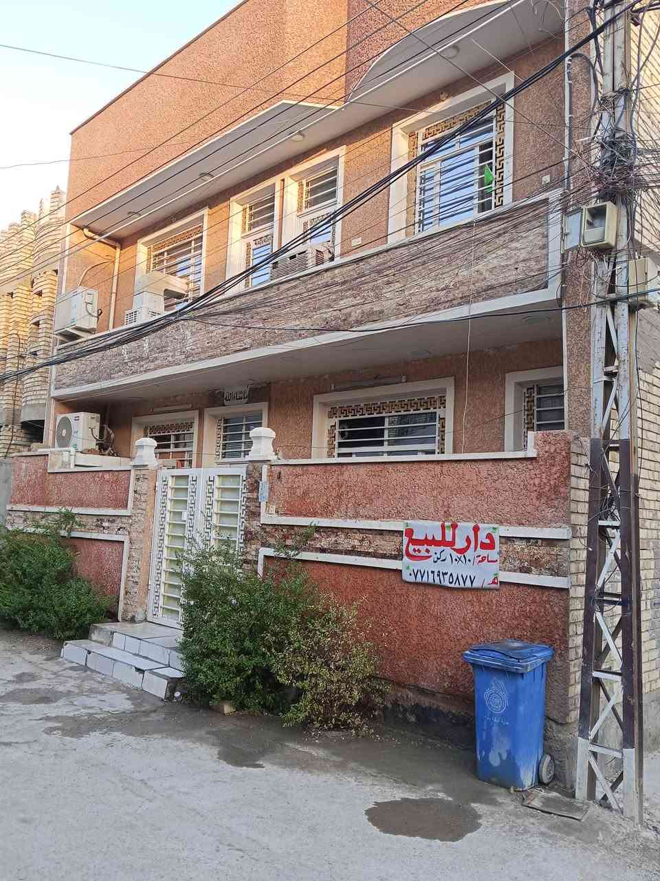 بيت سند 25 اصولي مساحه 100م مربع ركن طابقين الطابق الاول معزول باب فرعيه يتكون الطابق ارضي من غرفه 4*3 وصاله5*5 كبيره ومطبخ 6*6كبير وحمام 3*3 وصحيات خارجيه و الطابق الاول يتكون من غرفه 4*5وصاله5*5 ومطبخ6*5 كبير وحمام 3*3 وسطح كبير 10*10 ومخزن في السطح منطقه السريدات المربع الثالث للستفسار اتصال على رقم الهاتف ***********
