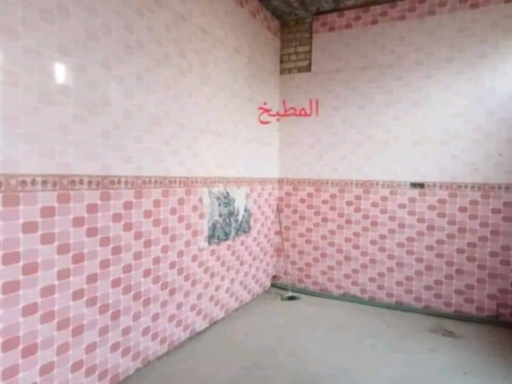 السلام عليكم بيت للبيع مكانه السماوه حي القاسم  خلف موكب الحزان
مساحه البيت ٢٠٠ متر  طابقين
 متكون البيت الطابق الأول  من ٣ غرف نوم وبراني وصحيات داخليه  
الطابق الثاني. اصل الصب  غرفتين وصاله حمامات داخليه 
طارمه    حر مامطلوب
للاستفسار الاتصال على الرقم ***********
