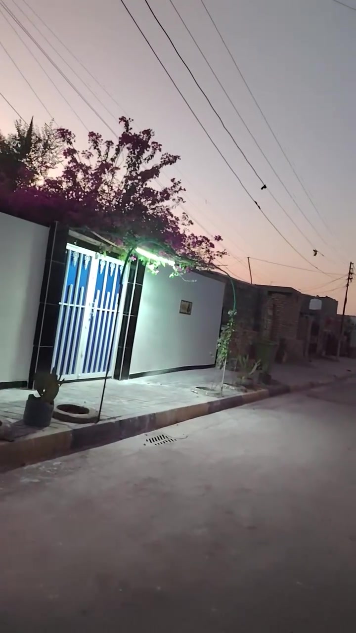 الدار للبيع المكان نعمانيه حي الخطيب قرب صورت الشهداء مساحة  الدار 370۾ غرفتين صاله ومطبخ وستقبال صحيات داخليه وخارجيه وبل اضافه اله حديقه للاستفسار *********** //***********
