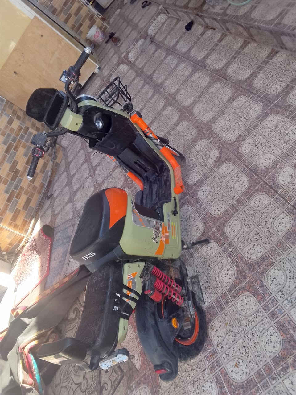 السلام عليكم شباب درجة شحن للبيع شغال كلش مابيه شغل وطلع بدراجه خمس بتريات بيه سرعه ١٠٠درجة مامستخدمه هواي اقل الشهر مكاني قضاء الكرنه بني منصور السعره 500وبيه مجال لى طيبين رقم الهاتف واتساب ***********
