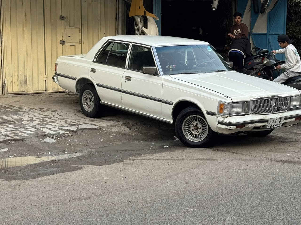 السلام عليكم
سوبر1982لبيع
سياره بلاديه كامله من كلشي
كير مكينه خير من الله 
بيهه حجول صبغ فقط
رقم بغداد نكليزي سنويه 2030بسم تحويل ثاني يوم 
سعر43$
رقم ***********
بغداد حي الجامعه
