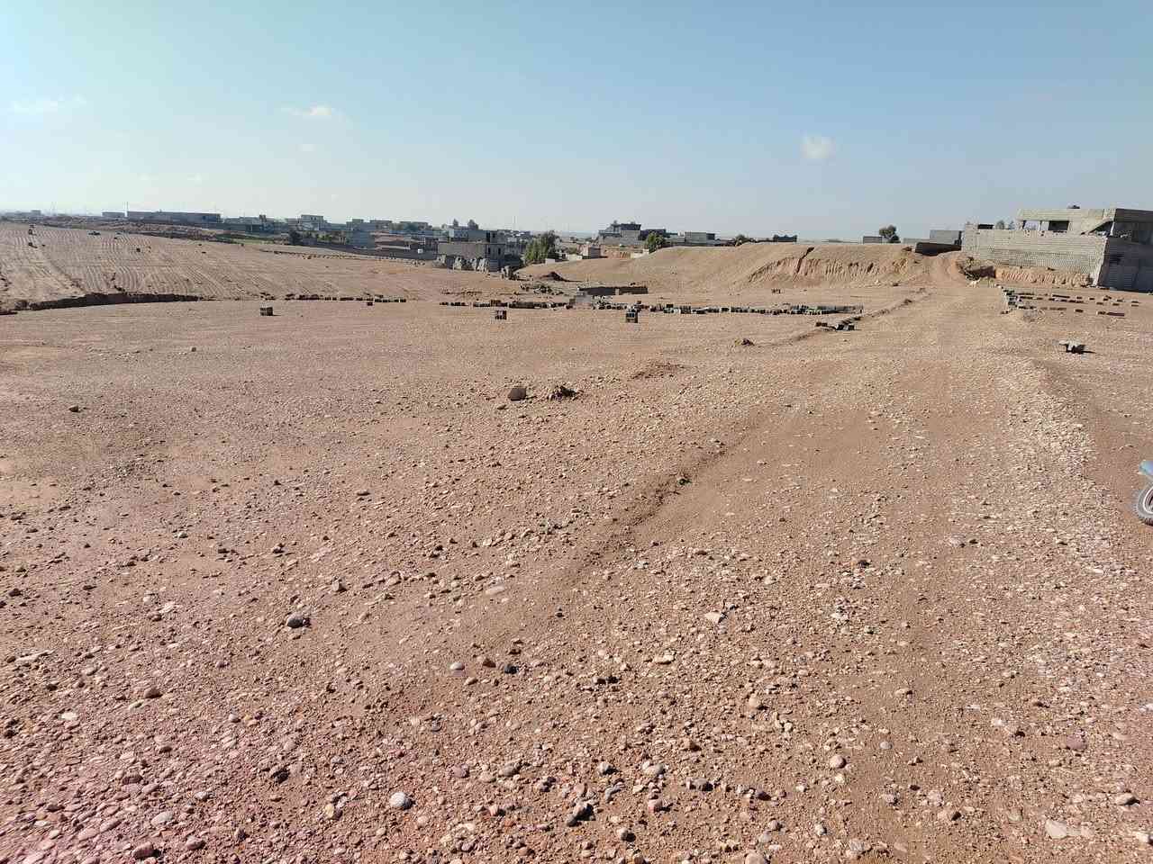 بسم الله قطع ارضي للبيع مساحه القطعه 200 متر واجهيه 10و نزال 20 نهايه فرع الجملون قريبه على البيوت تبعد مسافه 100 متر عن التبليط عدد القطع 4  سعر القطعه 4 مليون ونص و بيه مجال للأستفسار الاتصال على الرقم ***********
