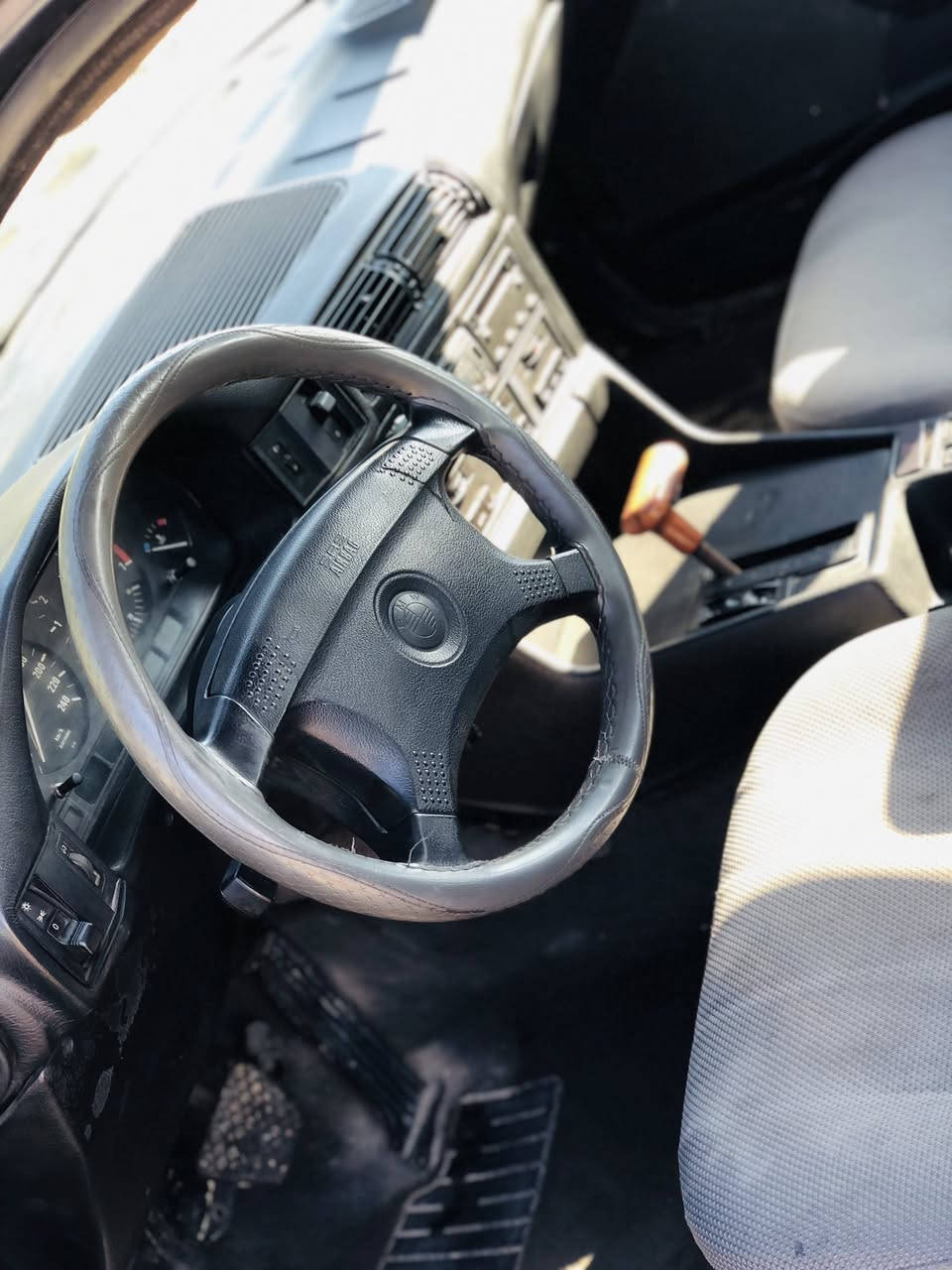 اخوان بي ام موديل ١٩٩١ السياره فول نضافه بلاديه لاطخه ولاضربه فتحه طكتين تبريد تدفئه
تخم تاير وتخم ويل حاويه اصلي شمسي

كهربائيات كلها شغاله لايتات سوار العالي زنون والناصي شمسي 
داخل جلد يخبل غرفتها شرط النضافه
رقم بغداد سنويه ماساقطه شرط التحويل 
كير مكينه شرط كفاله عامه بيها شلعه تشك الكاع 
السعر ٤٧ مكاني ديالى الغالبيه ***********
