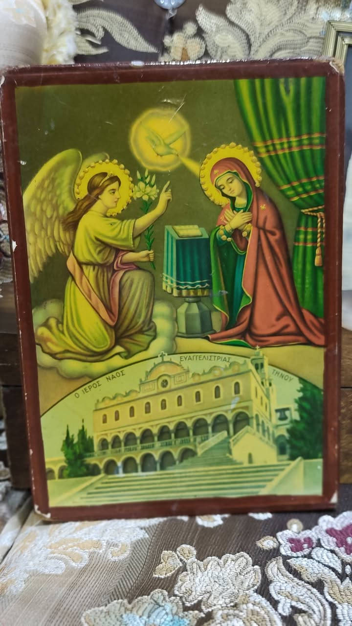 أيقونة يونانية قديمة جداً (بشارة العذراء) من كنيسة تينوس المقدسة.
✅ خشب طبيعي قديم.
✅ طباعة كلاسيكية بألوان ثابتة.
✅ قياس مثالي للمكتب أو المنزل  23 × 17 سم
​الوصف:
ليست مجرد لوحة، بل هي حكاية من الماضي. أيقونة قديمة تعود لعقود مضت، تم جلبها من أشهر كنائس اليونان. تتميز بزخارفها التي تجمع بين الملاك جبرائيل والسيدة العذراء في مشهد البشارة المهيب.
إذا كنت تبحث عن قطعة "أنتيك" تضفي وقاراً وبركة على ركنك الخاص، فهذه الأيقونة هي خيارك الأمثل.
السعر : ( 20 الف ) شامل التوصيل


**إذا كنت صاحب هذا الإعلان وتريد حذفه لأي سبب، رجاءا أرسل رسالة إلى الدعم الفني**