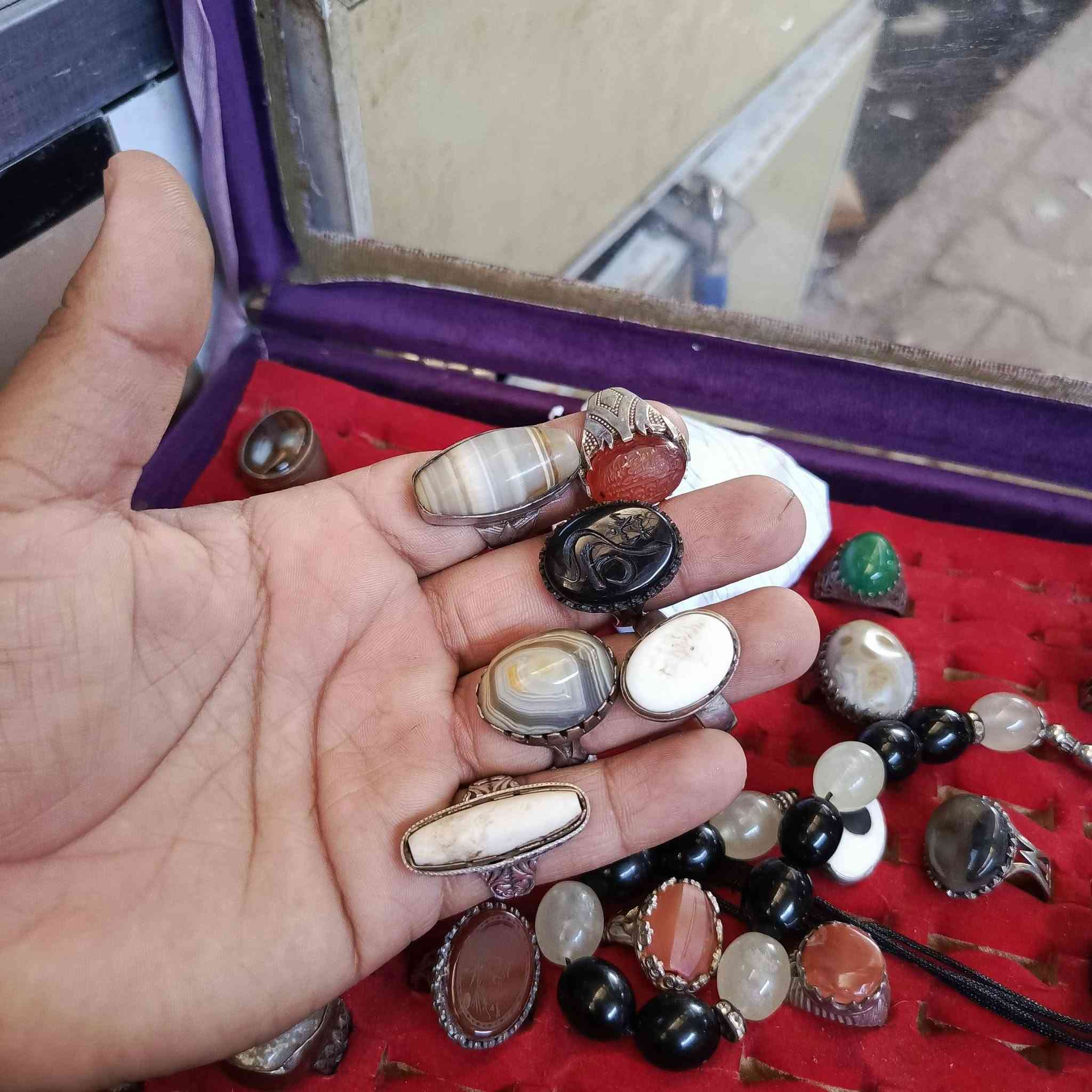 يتوفر لدينا مجموعة من الخواتم وبالاحجار الطبيعيه


**إذا كنت صاحب هذا الإعلان وتريد حذفه لأي سبب، رجاءا أرسل رسالة إلى الدعم الفني**