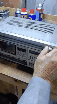 مسجل دينون ياباني نظيف كله شغال راديو ومسجل واواكس ويا سماعتين قويات يابانيات بس الغلاف مصبوغ السعر 130 مع التوصيل للاستفسار على الرقم ***********
