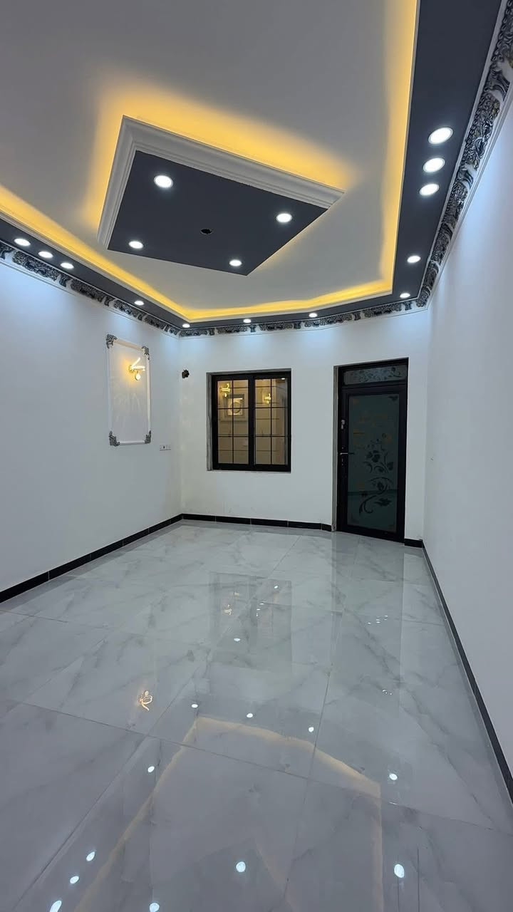 السلام عليكم
للبيع دارين تون القادسيه خلف مدينة اللعاب 

مساحه كل دار : 150 متر الواجهه 7 و نص النزال 20 

الدار زيرو 2026 البناء درجه اولى 

عرض الشارع 20 متر 

يحتوي الدار على : 4 غرف نوم + استقبال + موزع ارضي + مطبخ + صحيات داخليه و خارجيه + موزع طابق ثاني + صحيات طابق ثاني + حجر اخضر 

للاستفسار/ ***********
