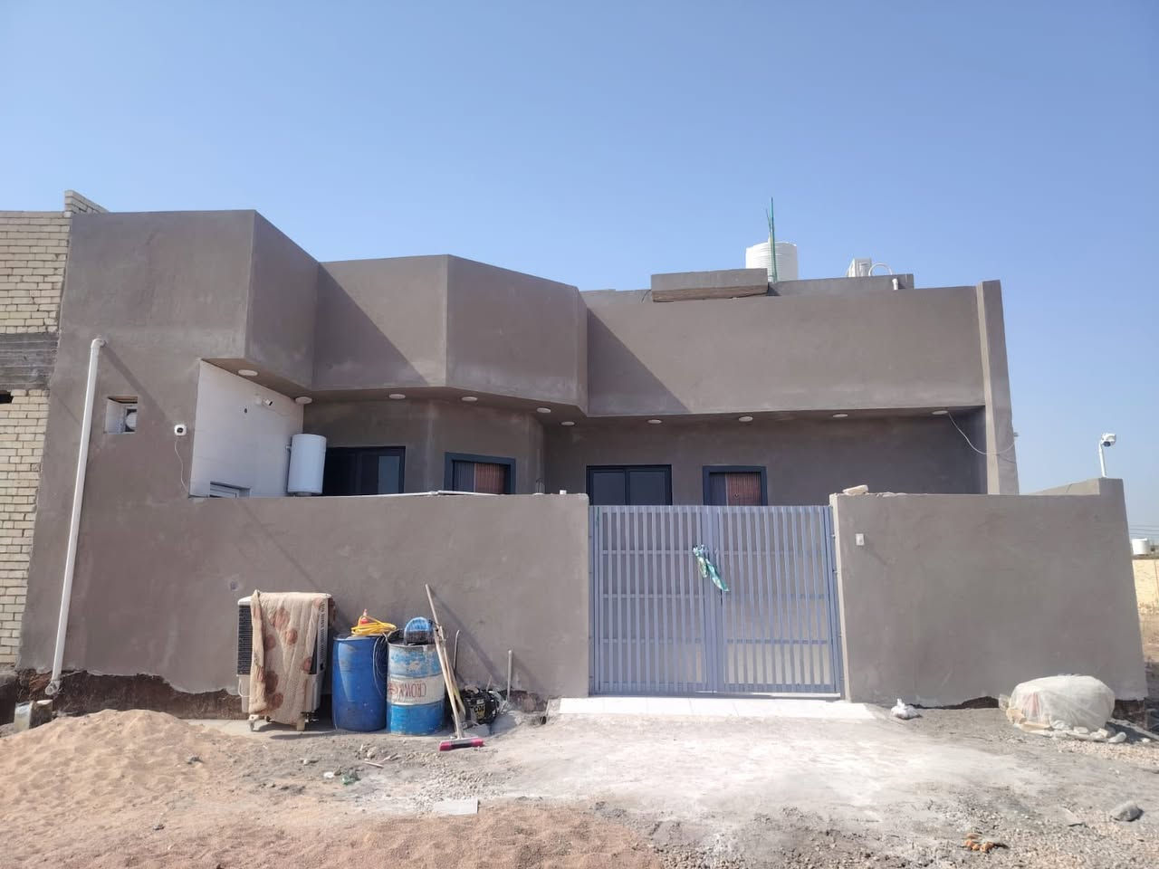 دار للبيع عله طريق الزوار خلف السكلات يبعد عن الشارع العام سبعين متر مساحت الدار200متر  طابو زراعي سند 25مداور ثاني يوم عرض الشارع 8 متر  الدار بي غرف عدد 3 صاله 8في 4 ومطبخ حار ومطبخ بارد ستقبال 7في 4 مجاميع صحيه عدد 2 داخليه وخارجيه بنيان درجه اوله طابوك جمهوري  كونكريت للاستفسار ***********
