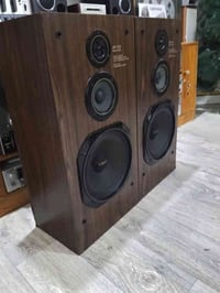 اخوان سماعات عملاقات جدا  مع غلاف الواجهه اي استفسار 07777854654