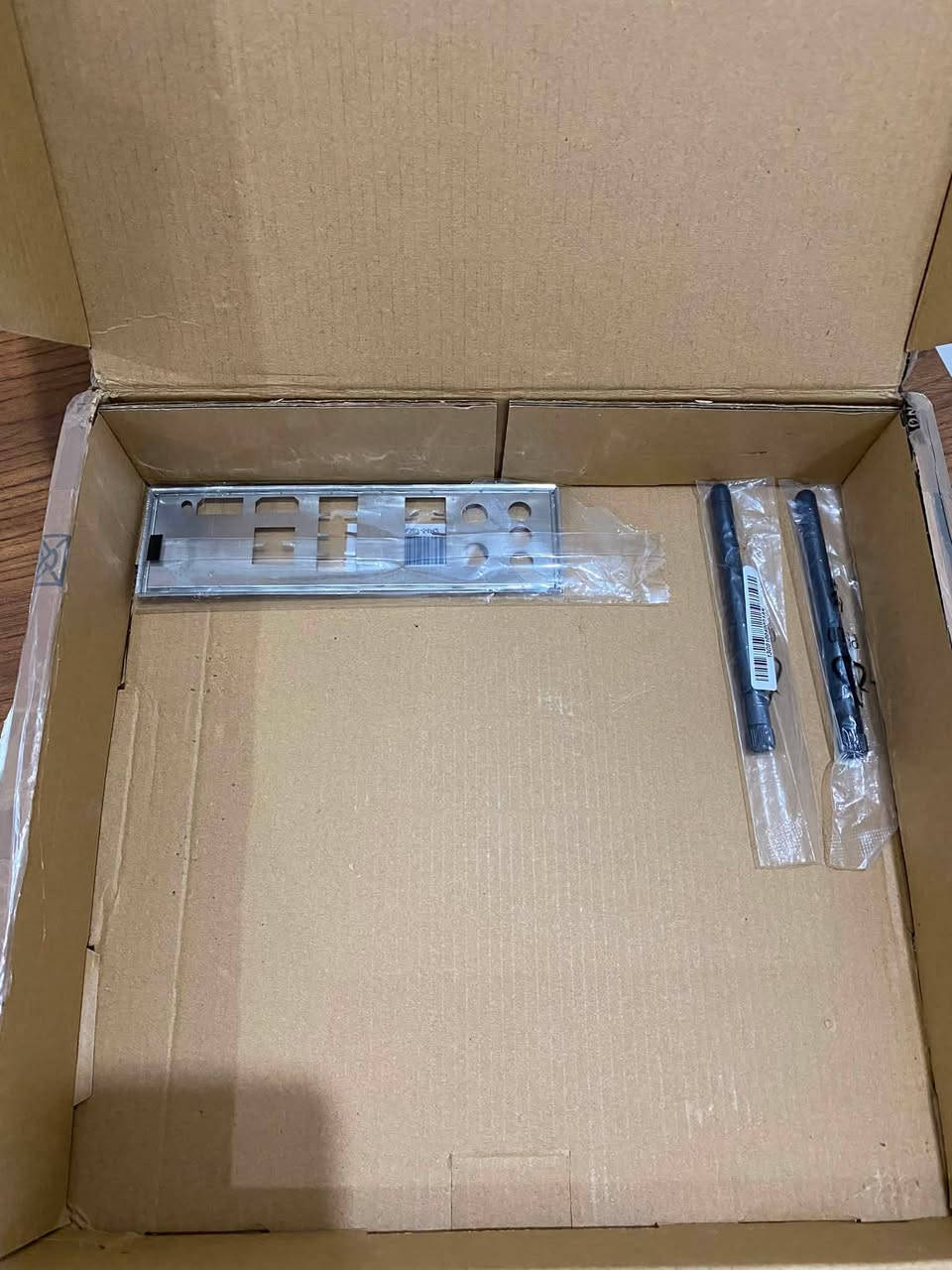 .
MSI PRO B650M-A WIFI

MSI PRO B650M-A WIFI Specifications

• Socket: AMD AM5 (Supports Ryzen 7000, 8000, and 9000 Series)

• Chipset: AMD B650

• Memory: 4x DDR5 slots

• Storage: 2x M.2 slots (Gen4) and 4x SATA 6Gb/s ports

• Expansion: PCIe 4.0 x16 slots

• Wireless: Built-in Wi-Fi 6E and Bluetooth 5.3

• Network: 2.5G LAN

• Form Factor: Micro-ATX

مذر بورد MSI PRO B650M-A WIFI للبيع.
المذر بورد شغالة 100% وما بيها أي مشكلة وعلى الفحص والضمان، كولش نظيفة (مثل اللوك) وكل ملحقاتها كاملة وياها

ملاحظة: كارتونتها الأصلية مو وياها، ولهذا السبب سعرها 200 ألف قفل.
التوصيل متوفر لجميع المحافظات.


**إذا كنت صاحب هذا الإعلان وتريد حذفه لأي سبب، رجاءا أرسل رسالة إلى الدعم الفني**