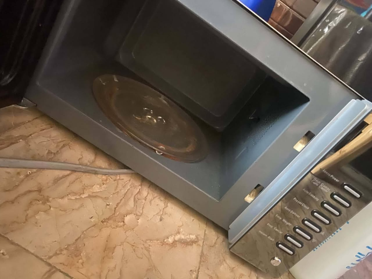 مايكروويف ماركة الماني ستيل من الخارج شغال نضيف نهايتة ٦٠ العنوان بغداد الغزالية


**إذا كنت صاحب هذا الإعلان وتريد حذفه لأي سبب، رجاءا أرسل رسالة إلى الدعم الفني**