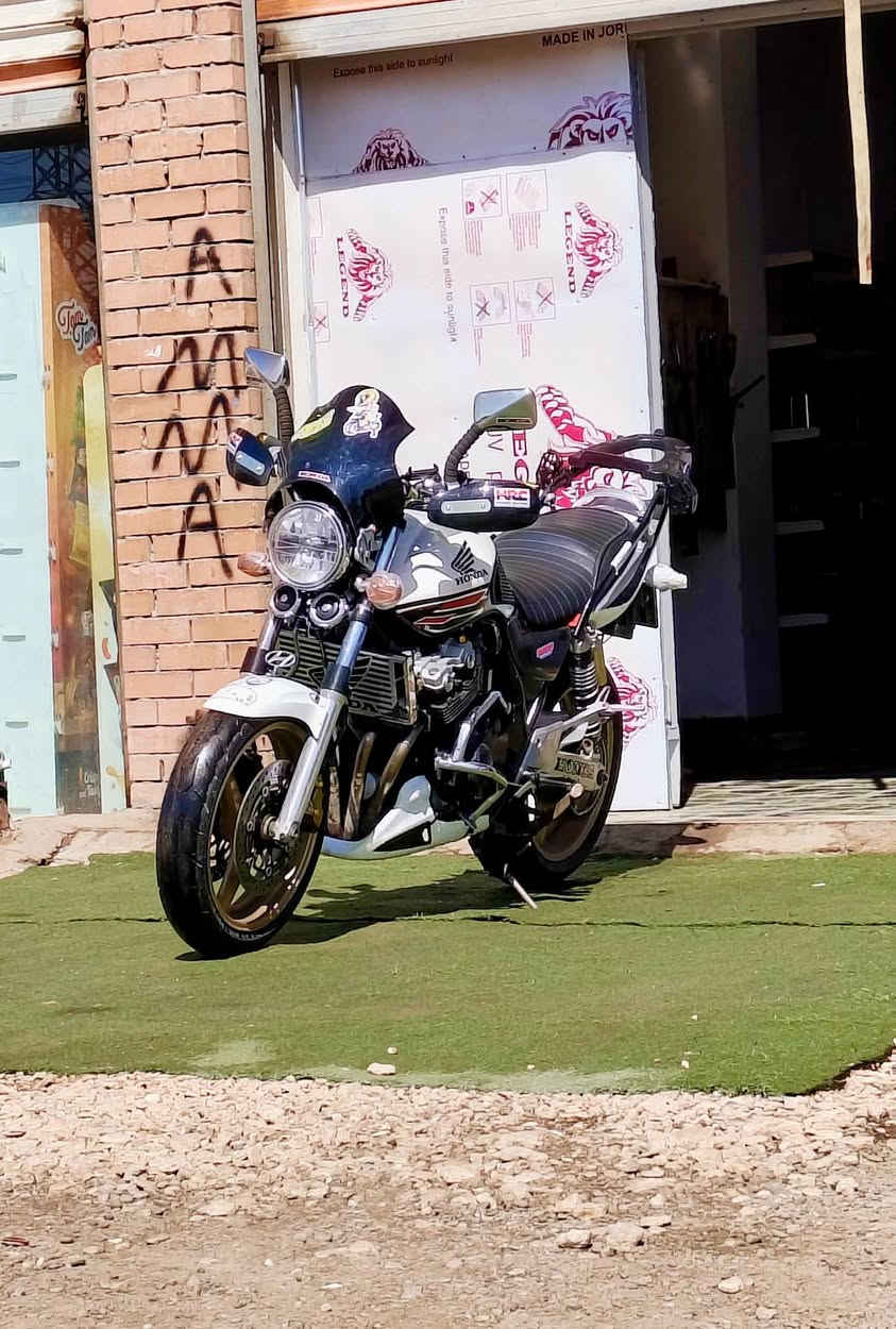 للبيع سي بي 400كفاله عامه من التاير لتاير مطلعها من المعرض جديده. رقم وسنويه.. الدراجه حلوه بمعنى الكلمه. أي نقص ماكو 
دهن ألماني ... مي أحمر زيتي.... نضام سيكيورتي.. مكينه هايبر.. شلعه فول.. معدل 190。。  كهربايات وضع الشركه.. لايت زنون نضام ويه السويج..  ملاحضه مانه مانه لا تجي وتشلع كلبي كلشي تبين كدامك.. السعر المطلوب 32وبيها مجال بصيط....) ----(مكاني الأنبار حصيبه الشرقيه..)  شرط ترايك أربيل.. ✌


**إذا كنت صاحب هذا الإعلان وتريد حذفه لأي سبب، رجاءا أرسل رسالة إلى الدعم الفني**