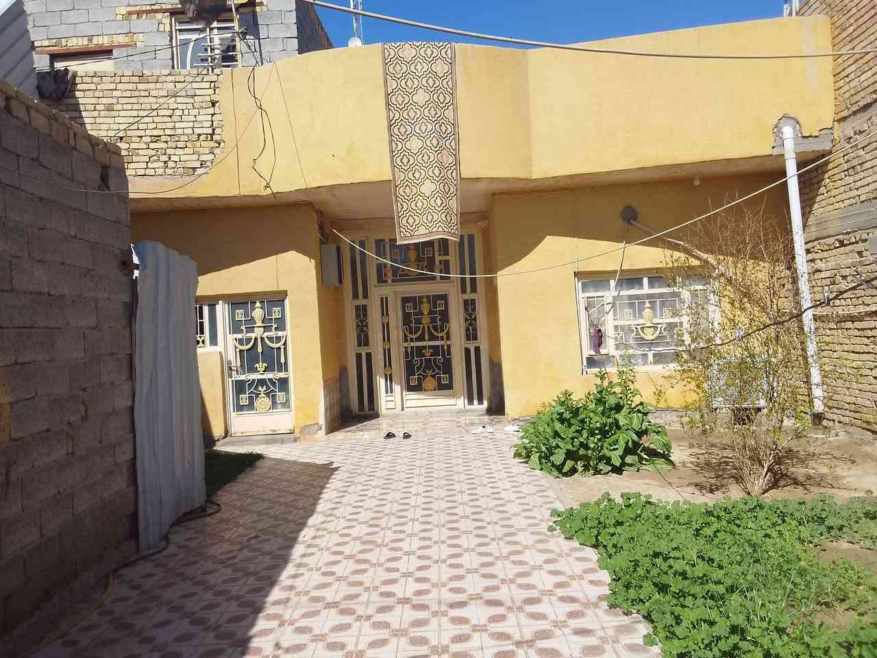 بيت للبيع طابقين يتكون من اربع غرف+ صالتين +صحيات+ مطبخين + استقبال + محل المساحه ٣٢٦  العنوان قرب سيطره شويلي على طريق الشركه النفط رابع بيت عن السيطره على الشارع للاستفسار  الاتصال على الرقم ***********
