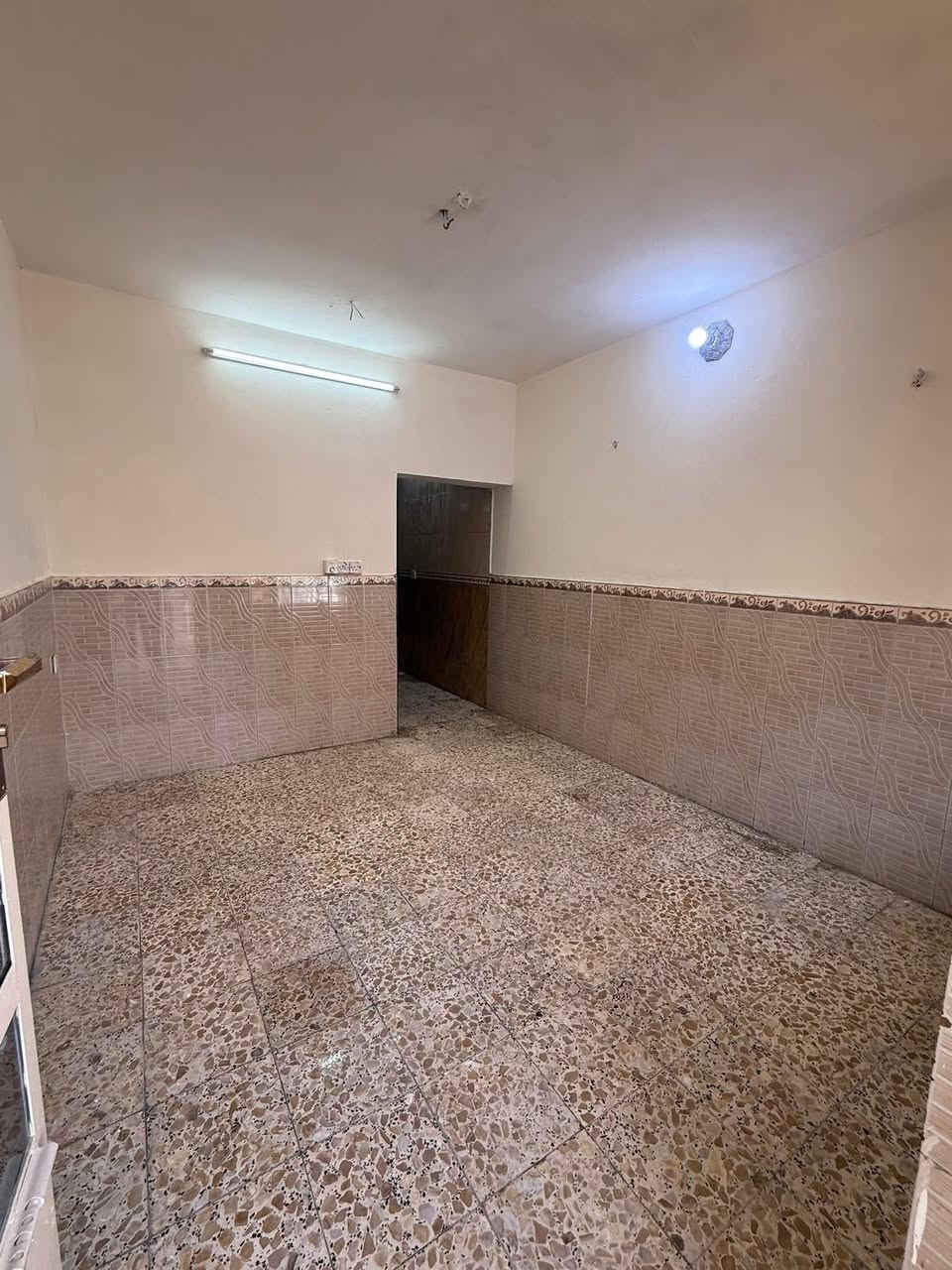 مشتمل 50م #للأيجار كلش نضيف
استقبال ومطبخ و2 نوم وخدمات / مع سخان ماطور واير سحب

#السعر 500 ألف وبي مجال
الشعب حي التجار خلف مطعم ميامي " بظهر التجاري "

***********
