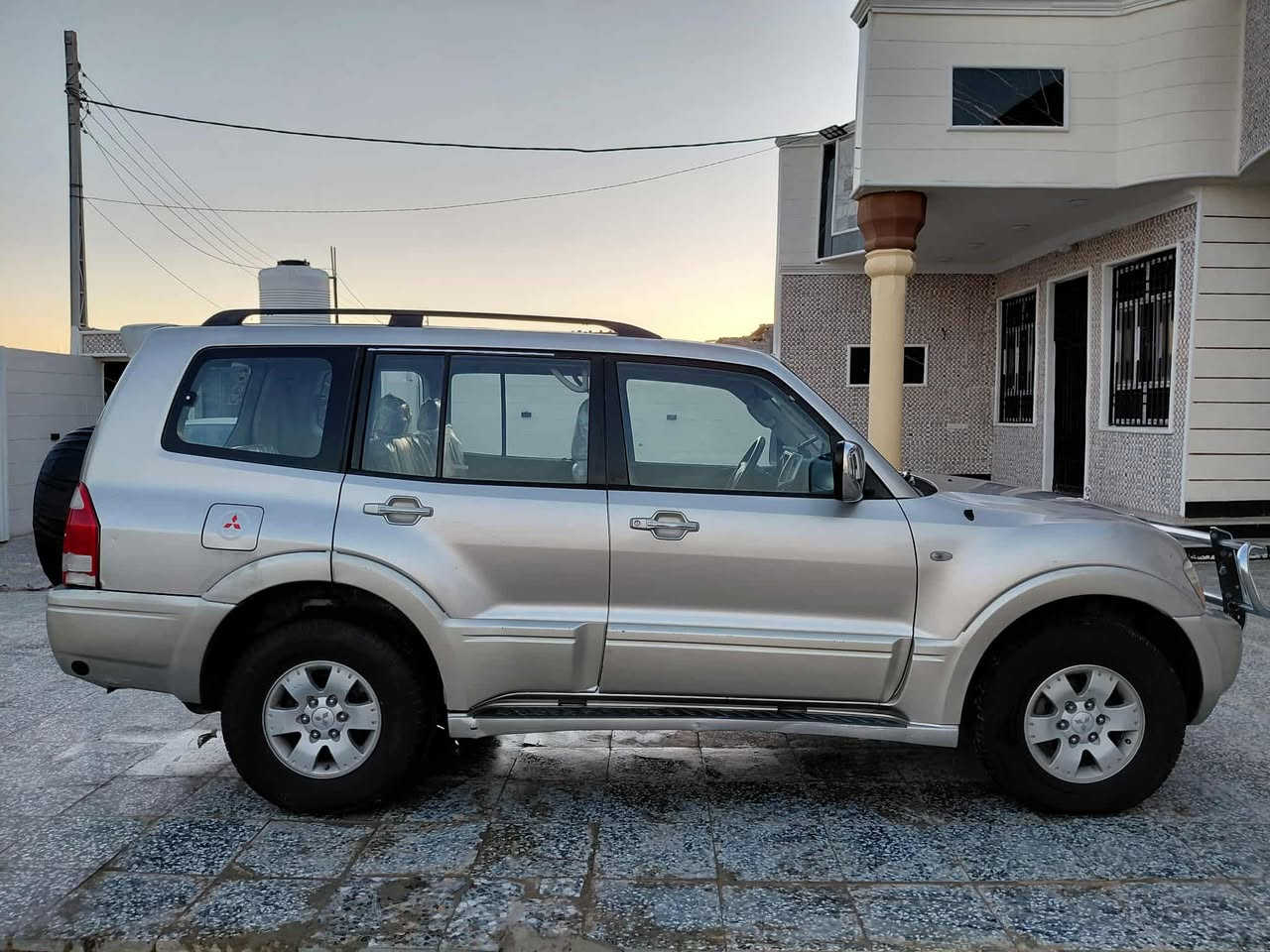 السلام عليكم باجيرو موديل 2003 رقم بغداد نكليزي تحويل ثاني يوم سنويه لغايه 2030 هزه جديده اخوان راح اطيكم تفاصيل السياره كامله مكينه كير حداديه تخم تاير كهربائيات تبرد مكفولات السياره بيها منضومه مال غاز تشتغل غاز وبانزين السياره مكفوله من ضربه وصبغ وتبديل السياره كل نقص مابيها جاهزه برغي ماعايزه  السعر 87 بيها مجال شي بسيط رقم الهاتف *********** اخوان مكاني كربله
