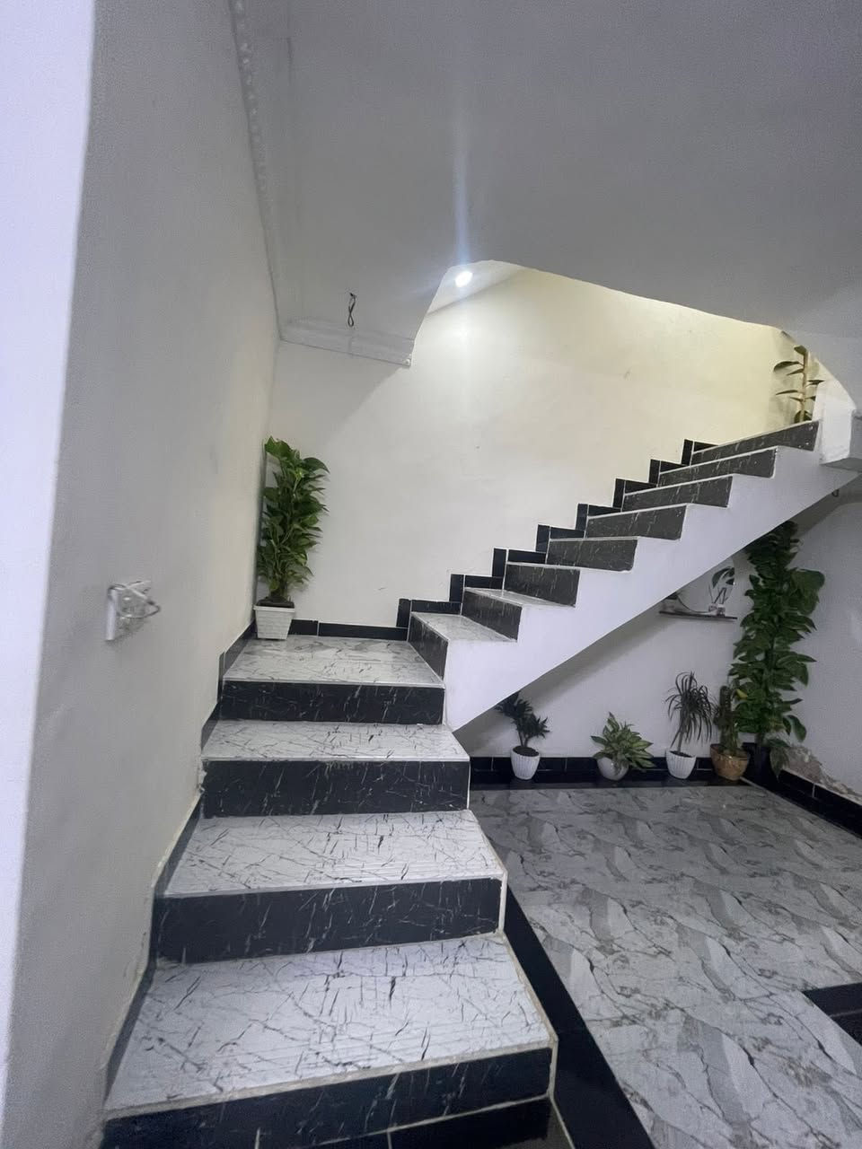 السلام عليكم بيت للايجار بشهداء ابو دشير بناء حديث وبيت ركن مقابيل المنتزهه للاستفسار ***********
