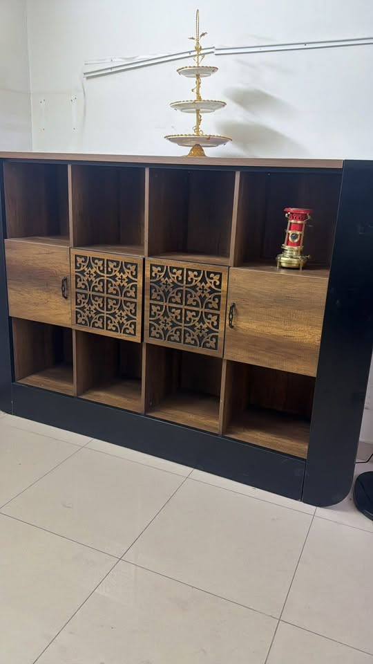 للبيع سيت مكتب رائسي فول ونضيف حيل مابي اي ضرر وخشب اصلي ثقيل فخم تجي تفحص بعينك واشوف نضافه مكانه بغداد بلديات 
***********
