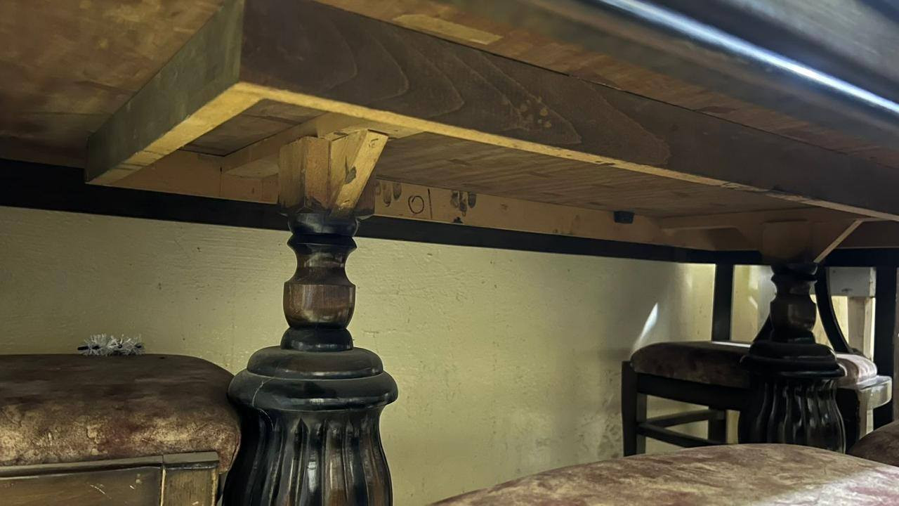 سلام عليكم 
عندي ميز طعام خشب ويا 6 كراسي خشب دوشمتهن ديباج وقويات وعمليات وما بيهم اي كسر 
ميز مرتب ومساحتة كبيرة ومن فوك اكو جامه كزاز بي تنرفع ويتنظف ستايله جداً حلو
للاسستفسار خاص
‭0773 509 8582
