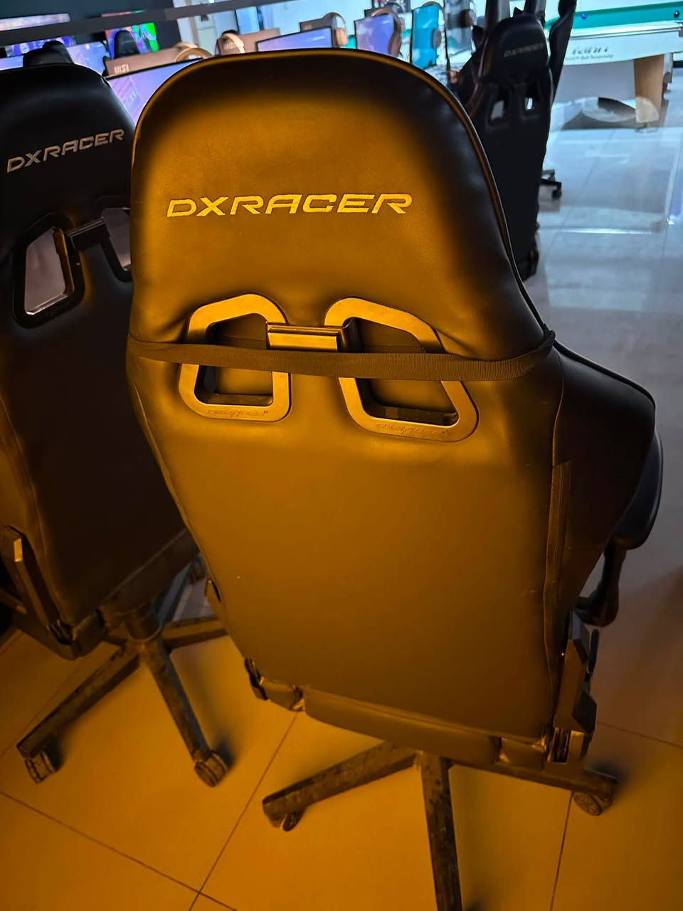 السلام عليكم 
شباب عندي كراسي كيمنك DxRACER
للبيع استعمال قليل وكميه كبيره 
للاستفسار ***********
