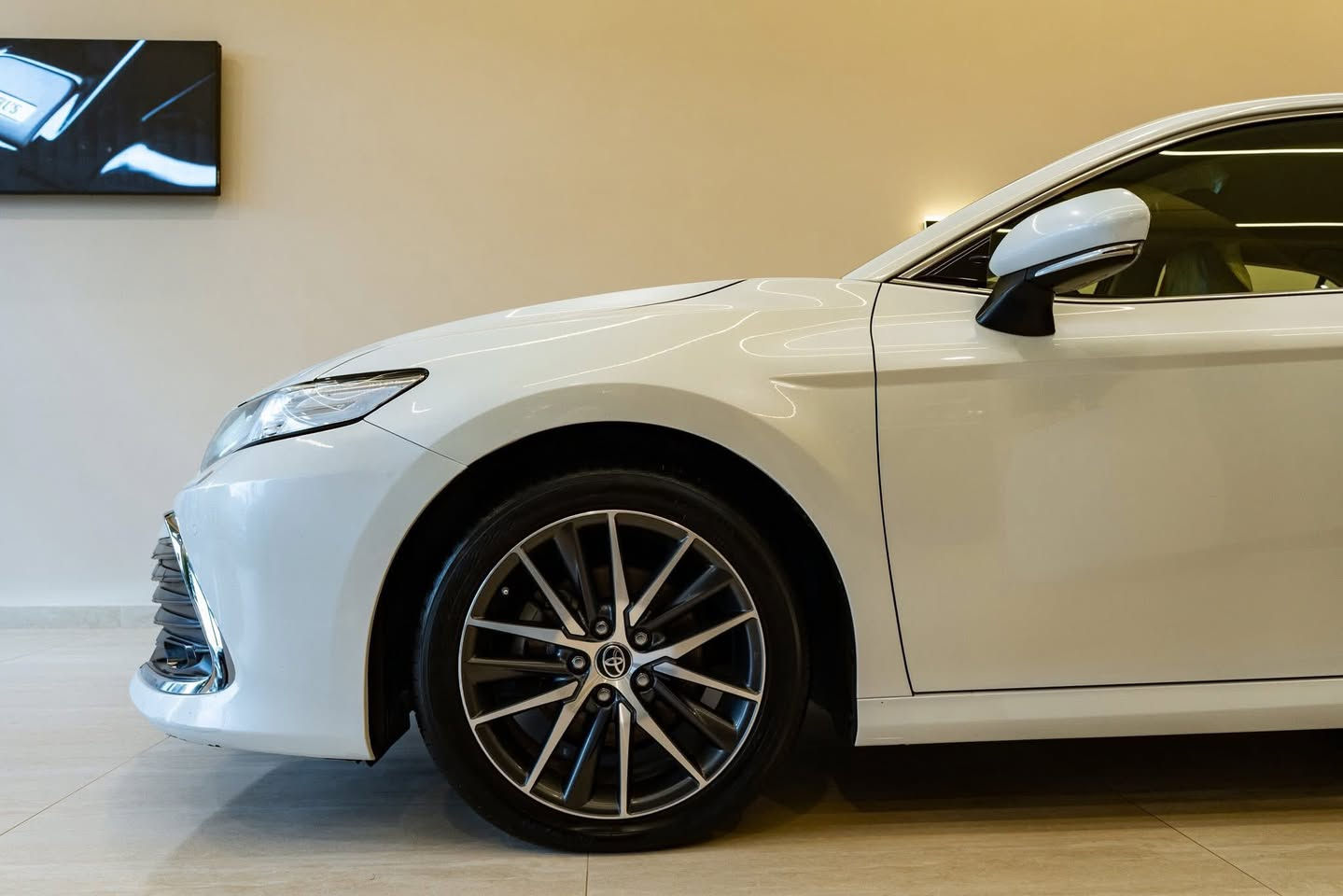 Toyota Camry Hybrid 2023
:للبيع  ماشية 20 الف فقط 
وبأسمي رقم بغداد وكالة عبد الطيف 

* المحرك: بنزين 2.5 لتر 4 سلندر + موتور كهربائي (Hybrid)
* القوة الكلية: حوالي 208 حصان
* الجير: CVT أوتوماتيك (ناعم جدًا بالقيادة)
* الدفع: أمامي FWD
* صرفية البنزين: ممتازة جدًا، تقريبًا 22–24 كم/لتر (حسب السواقة)  

الخارجية (فول):

* جنوط 18–19 إنج
* ليتات LED أمامية وخلفية
* فتحة سقف / بانوراما (حسب السوق)
* مرايا كهربائية مع طي
* حساسات أمامية وخلفية
* كاميرا خلفية 360 أحيانًا (حسب الوكالة)

الداخلية:

* شاشة وسطية 9 إنج تقريبًا
* شاشة عدادات رقمية / HUD
* شاحن لاسلكي
* تشغيل بصمة (Smart Key)
* ستارت زر

الراحة والسلامة:

* مثبت سرعة راداري (Adaptive Cruise)
* نظام المحافظة على المسار
* Blind Spot Monitoring (نقطة عمياء)
* فرامل طوارئ أوتوماتيك
* 7–10 إيرباغ
* ABS + Traction Control


**إذا كنت صاحب هذا الإعلان وتريد حذفه لأي سبب، رجاءا أرسل رسالة إلى الدعم الفني**