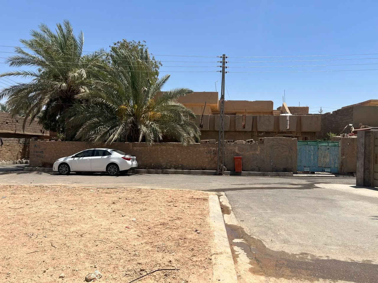 🏡 بيت للبيع – حي الجمعية
📍 الموقع: حي الجمعية
📐 المساحة الكلية: 400 متر مربع
🔹 الطابق الأرضي:
هول
استقبال
غرفتان
مطبخ
🔹 الطابق الثاني:
غرفتان
✅ موقع ركن على شارعين 
✅ مساحة الأرض كبيرة وتصلح للتوسعة أو الإضافات المستقبلية
📞 للاستفسار والمعاينة:
***********
***********
