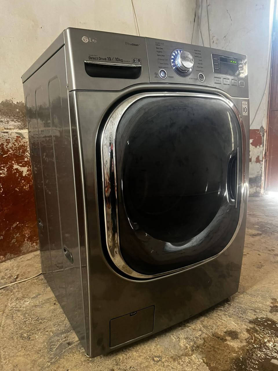 غسالة الجي LG كوري الاصلي حجم 19 كيلو أكبر حجم فوول مواصفات شغال نظيف اخت جديد السعر  500 دولار بي مجال بسيط *********** عنوان دهوك كريباسي.. للعلم سعر الجديد 11 ورقة
