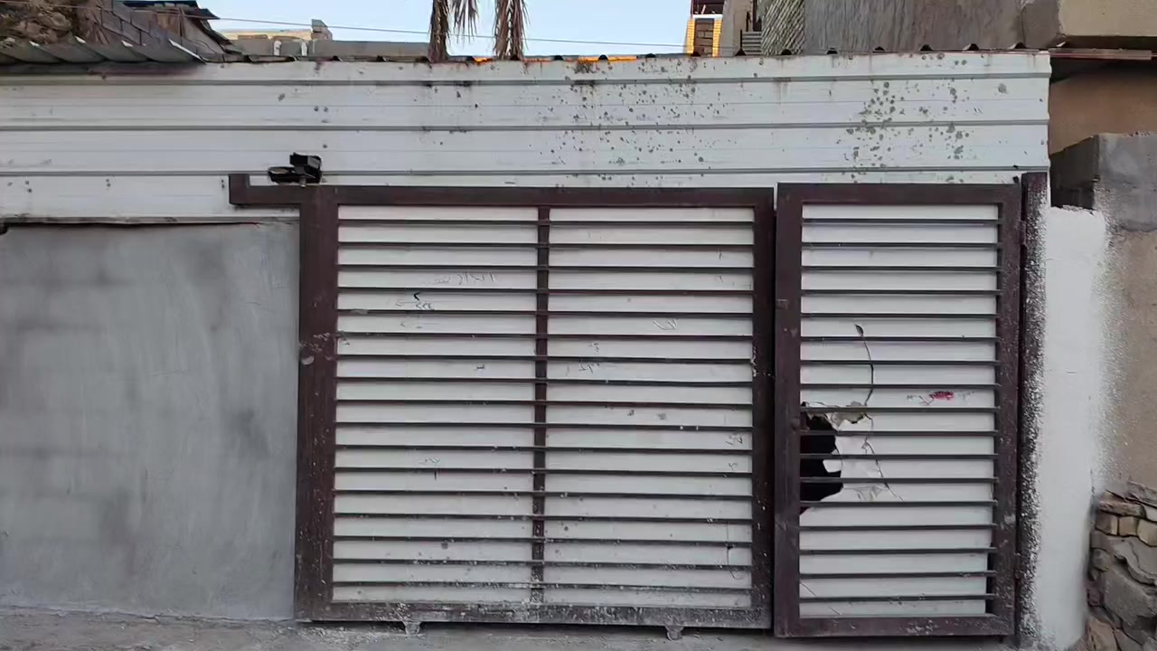 بيت للايجار حي ١٦موحان ثاني بيت عن شارع النهر الرئيسي يحتوي البيت على غرفتين نوم واستقبال كبير ومطبخ وصحيات وكراج كبير سعر الإيجار ٣٠٠الف دينار للاستفسار الاتصال على الرقم *********** *********** او خاص
