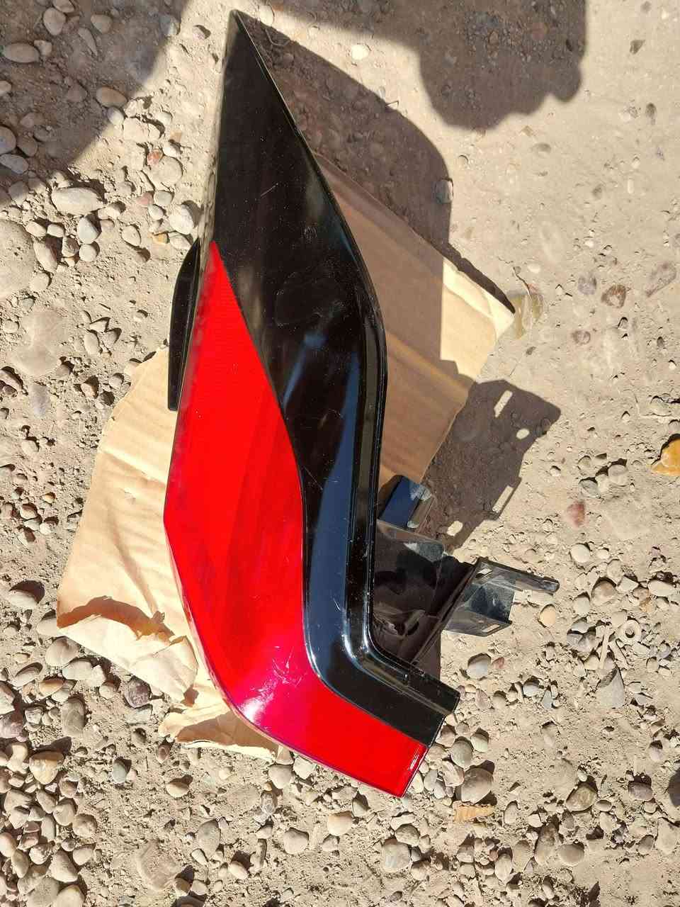 للببع...  بك لايت راف 4 جهة السايق فقط اصلي حاوية .
العنوان :- بغداد-الحي الصناعي في باب الشيخ .  
هاتف :- ((***********))
