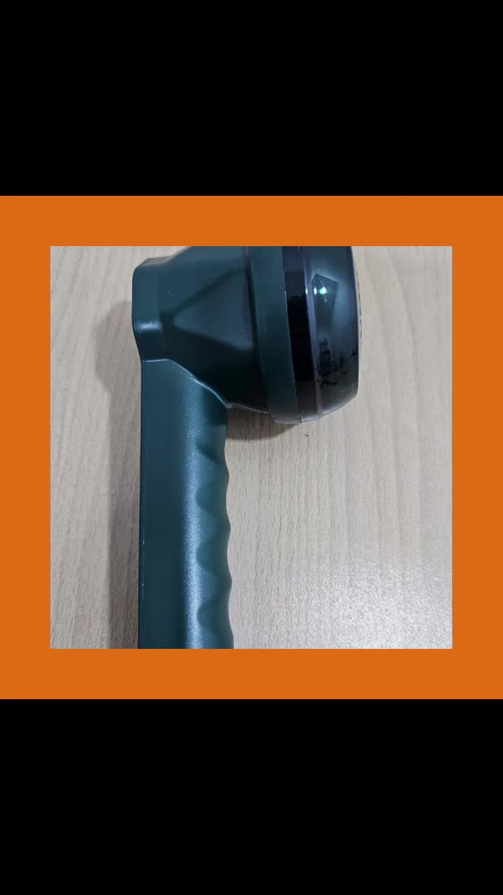 📦 صوافه ملابس

📝 الوصف:
 (RAF Lint Remover R.450). 
الطاقة: يعمل بقوة 5 واط.
المميزات: يحتوي على شفرات إعصارية وشبكة حماية بتصميم خلية النحل لحماية الأقمشة.
الاستخدام: مناسب لإزالة الوبر والزغب من مختلف أنواع الملابس، الأرائك، والمفروشات.
المواصفات: مزود بصندوق تخزين كبير للوبر ومفتاح تشغيل بلمسة واحدة.

#صوافة #تنظيف_ملابس


**إذا كنت صاحب هذا الإعلان وتريد حذفه لأي سبب، رجاءا أرسل رسالة إلى الدعم الفني**