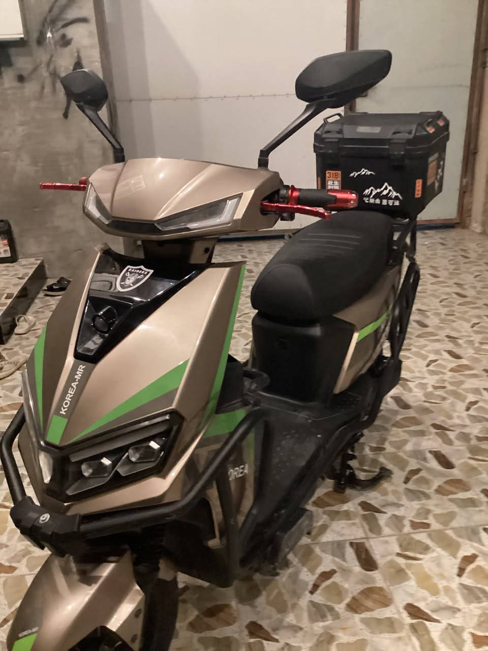 سلام عليكم ماطور شحن للبيع موديل 2026 كوري بعدة جديد فول مواصفات أربع سرع شاشة ديجيتل مرايات هورن نشرات لايت زنون عالي ناصي لون مميز دبل أشاير بلوتوث فول مواصفات الماطور جديد بعدة تايرات جدد كامل مكمل البطاريات على الفحص السعر 675وبي مجال كلش قليل المكان الأنبار الرمادي الرقم ***********
