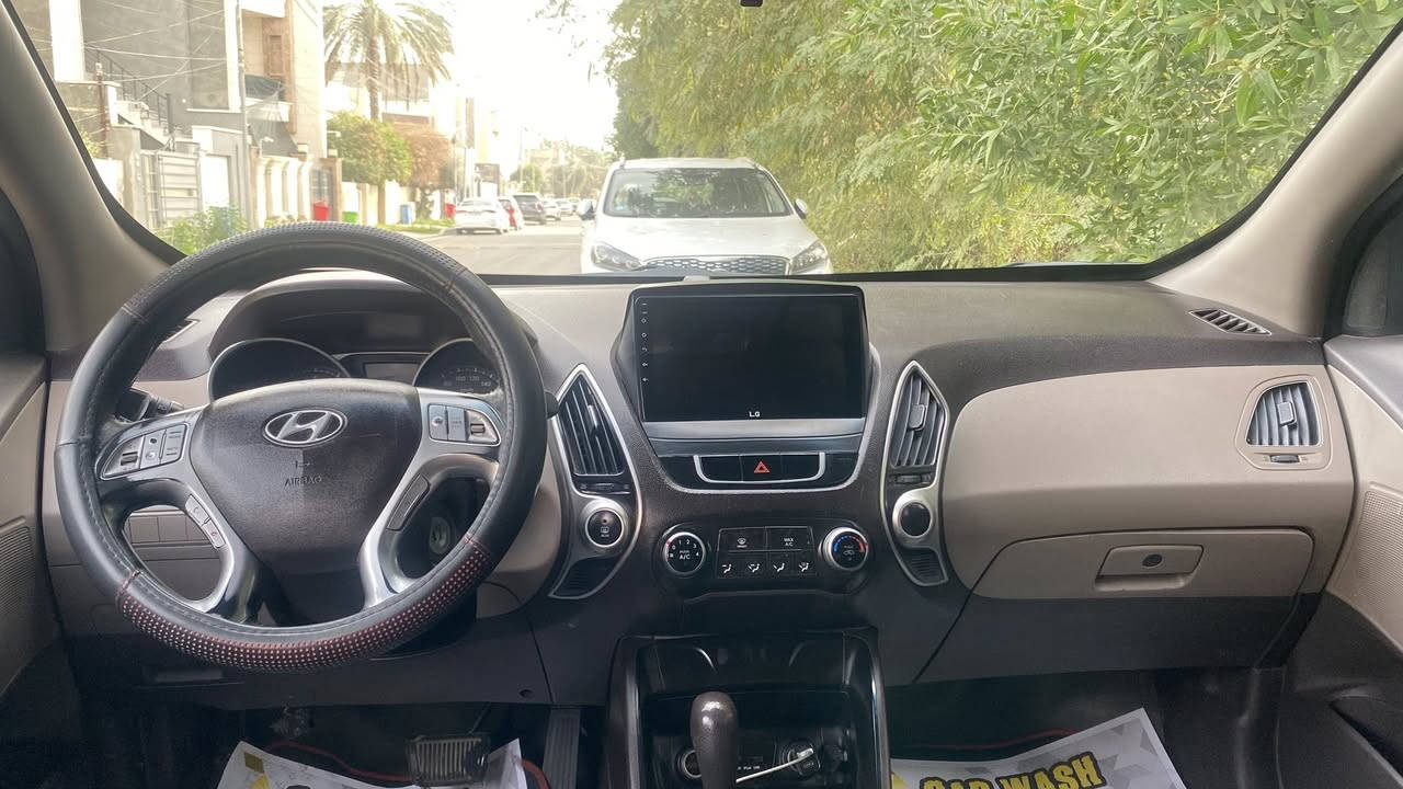 هونداي توسان 2014 خليجي بأسمي رقم بغداد  بيه خمس قطع  صبغ بدون دواخل بشرط اثر تيزاب راشين عليه محرك 2400دوش مكان السياره الاعظمية سبع ابكار الاتصال *********** السعر 132 وبيه مجال بسيط
